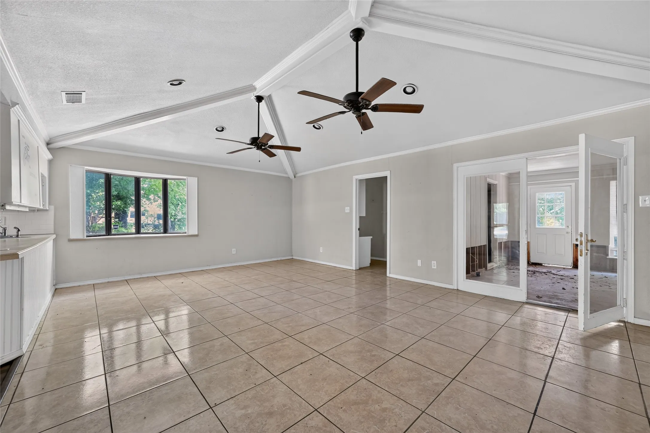 Single Family Residence For Sale in Dallas County , 600 Terrace Drive, De Soto, Texas 75115, 4 Bedroom, 4 Bathroom, 2 Garage spaces, 2,521 Sqft, built in 1974, mls#21335996, Real Estate Agent in De Soto, Homes For Sale in Dallas county, Homes For Sale in De Soto, Realtor in De Soto Texas, Real Estate Brokerage Independent Realty Texas, Luminita Cordes Realtor