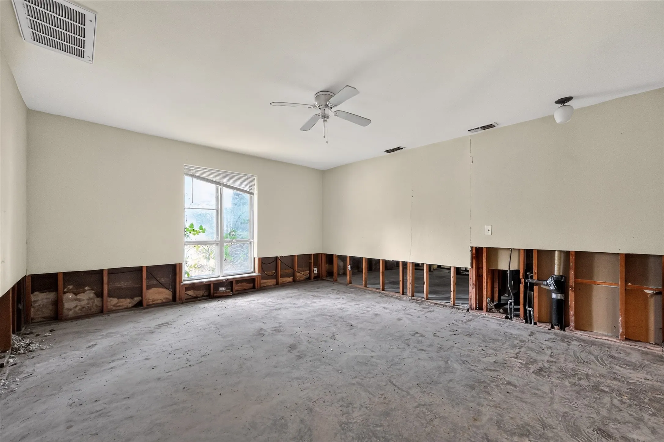 Single Family Residence For Sale in Dallas County , 600 Terrace Drive, De Soto, Texas 75115, 4 Bedroom, 4 Bathroom, 2 Garage spaces, 2,521 Sqft, built in 1974, mls#21335996, Real Estate Agent in De Soto, Homes For Sale in Dallas county, Homes For Sale in De Soto, Realtor in De Soto Texas, Real Estate Brokerage Independent Realty Texas, Luminita Cordes Realtor