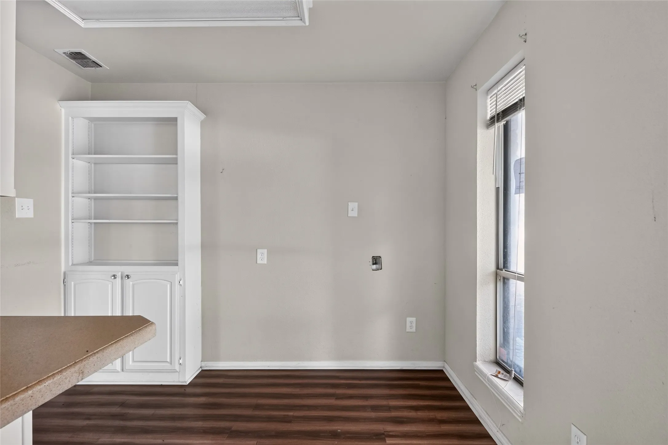 Single Family Residence For Sale in Dallas County , 600 Terrace Drive, De Soto, Texas 75115, 4 Bedroom, 4 Bathroom, 2 Garage spaces, 2,521 Sqft, built in 1974, mls#21335996, Real Estate Agent in De Soto, Homes For Sale in Dallas county, Homes For Sale in De Soto, Realtor in De Soto Texas, Real Estate Brokerage Independent Realty Texas, Luminita Cordes Realtor