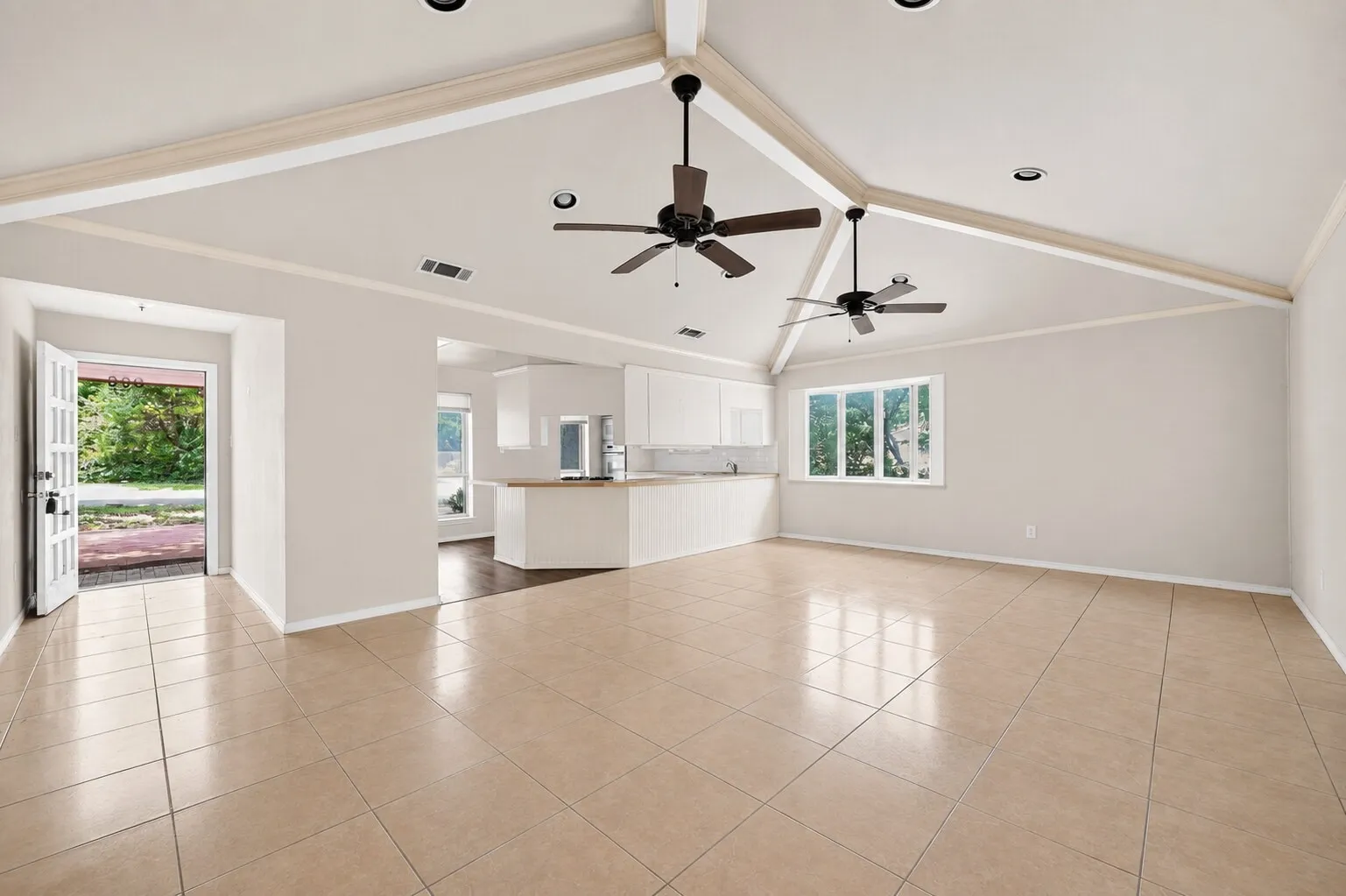 Single Family Residence For Sale in Dallas County , 600 Terrace Drive, De Soto, Texas 75115, 4 Bedroom, 4 Bathroom, 2 Garage spaces, 2,521 Sqft, built in 1974, mls#21335996, Real Estate Agent in De Soto, Homes For Sale in Dallas county, Homes For Sale in De Soto, Realtor in De Soto Texas, Real Estate Brokerage Independent Realty Texas, Luminita Cordes Realtor