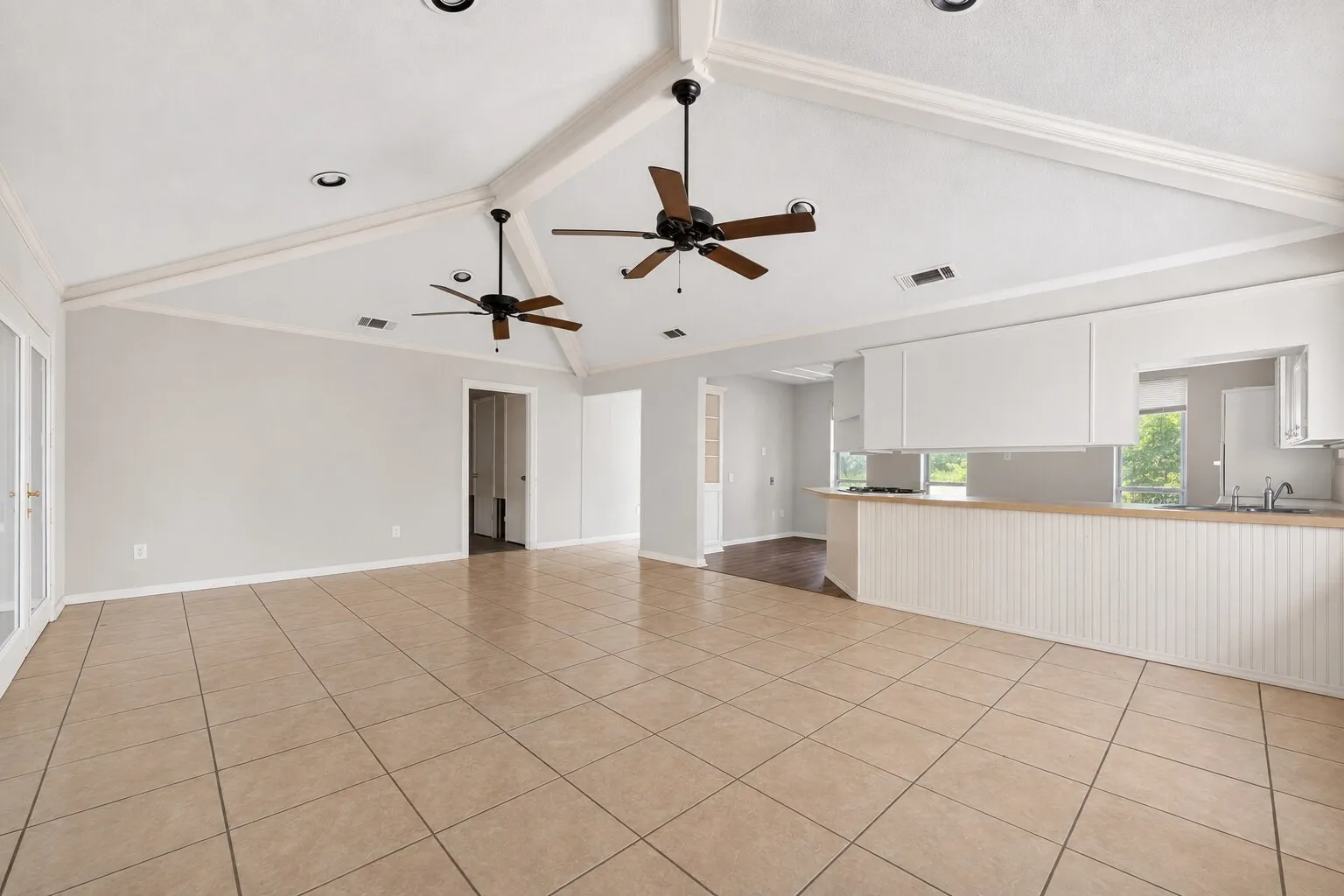 Single Family Residence For Sale in Dallas County , 600 Terrace Drive, De Soto, Texas 75115, 4 Bedroom, 4 Bathroom, 2 Garage spaces, 2,521 Sqft, built in 1974, mls#21335996, Real Estate Agent in De Soto, Homes For Sale in Dallas county, Homes For Sale in De Soto, Realtor in De Soto Texas, Real Estate Brokerage Independent Realty Texas, Luminita Cordes Realtor