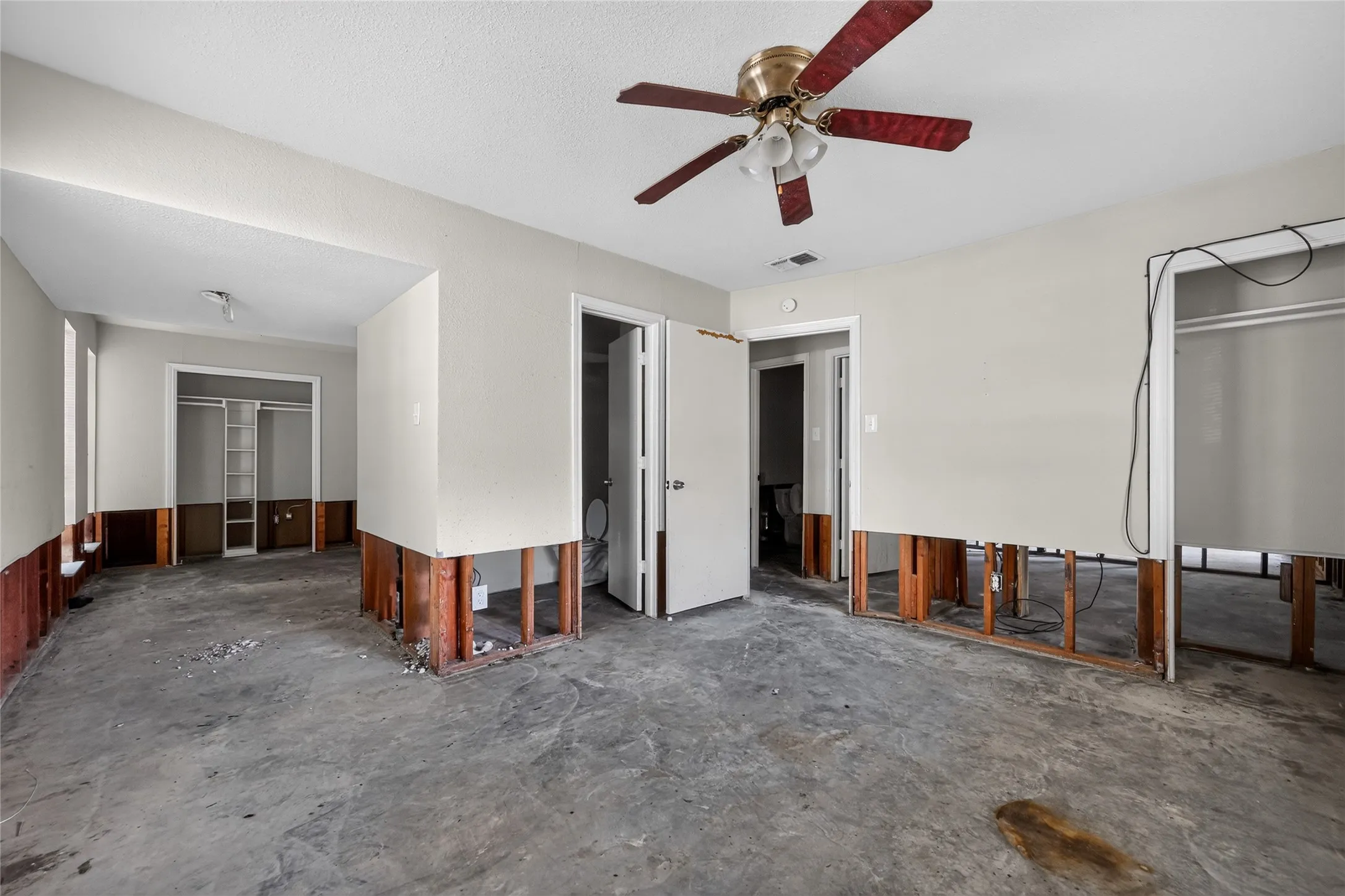 Single Family Residence For Sale in Dallas County , 600 Terrace Drive, De Soto, Texas 75115, 4 Bedroom, 4 Bathroom, 2 Garage spaces, 2,521 Sqft, built in 1974, mls#21335996, Real Estate Agent in De Soto, Homes For Sale in Dallas county, Homes For Sale in De Soto, Realtor in De Soto Texas, Real Estate Brokerage Independent Realty Texas, Luminita Cordes Realtor