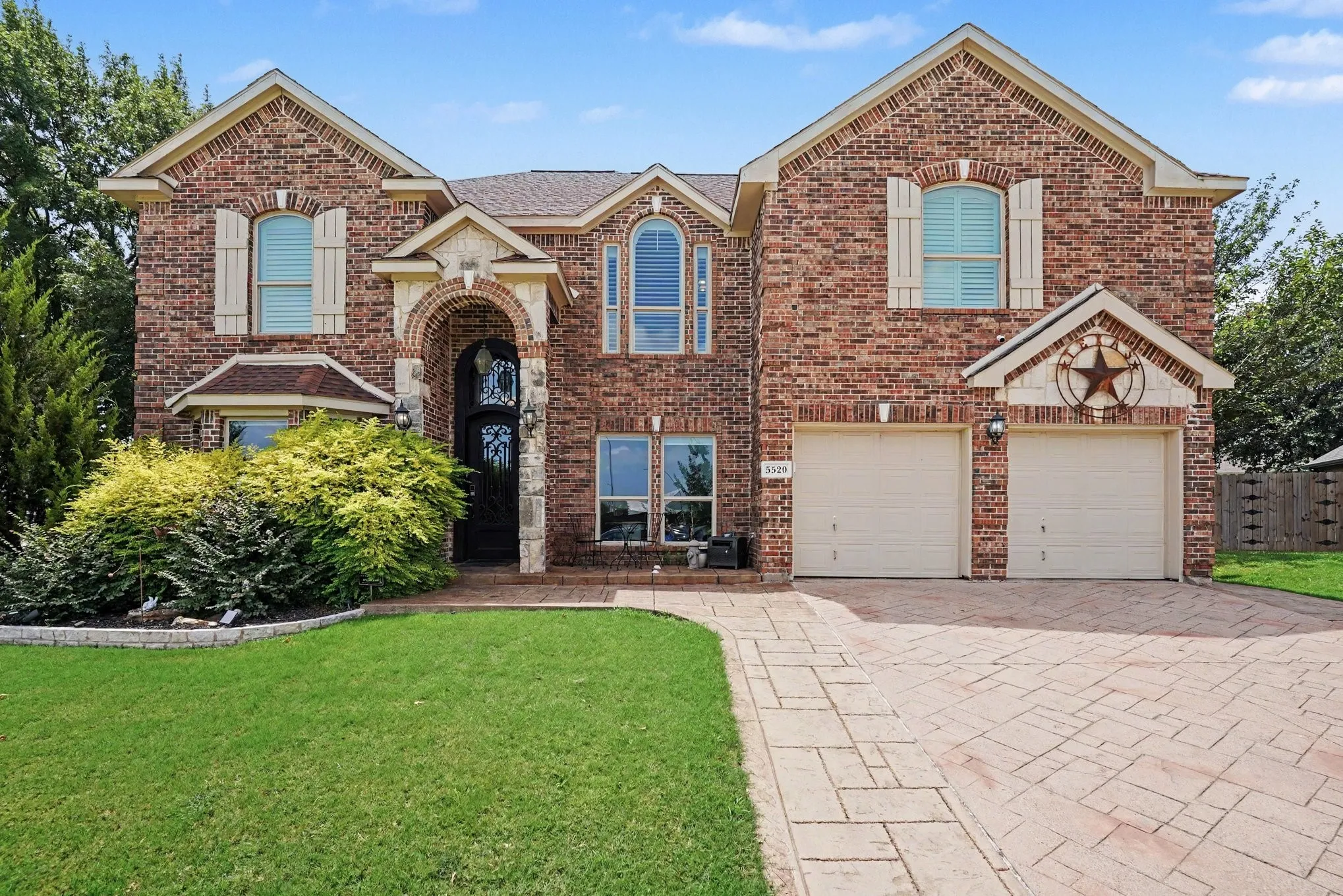 Single Family Residence For Sale in Tarrant County , 5520 Champlain Drive, Fort Worth, Texas 76137, 5 Bedroom, 3 Bathroom, 2 Garage spaces, 3,821 Sqft, built in 2003, mls#21335634, Real Estate Agent in Fort Worth, Homes For Sale in Tarrant county, Homes For Sale in Fort Worth, Realtor in Fort Worth Texas, Real Estate Brokerage Independent Realty Texas, Luminita Cordes Realtor