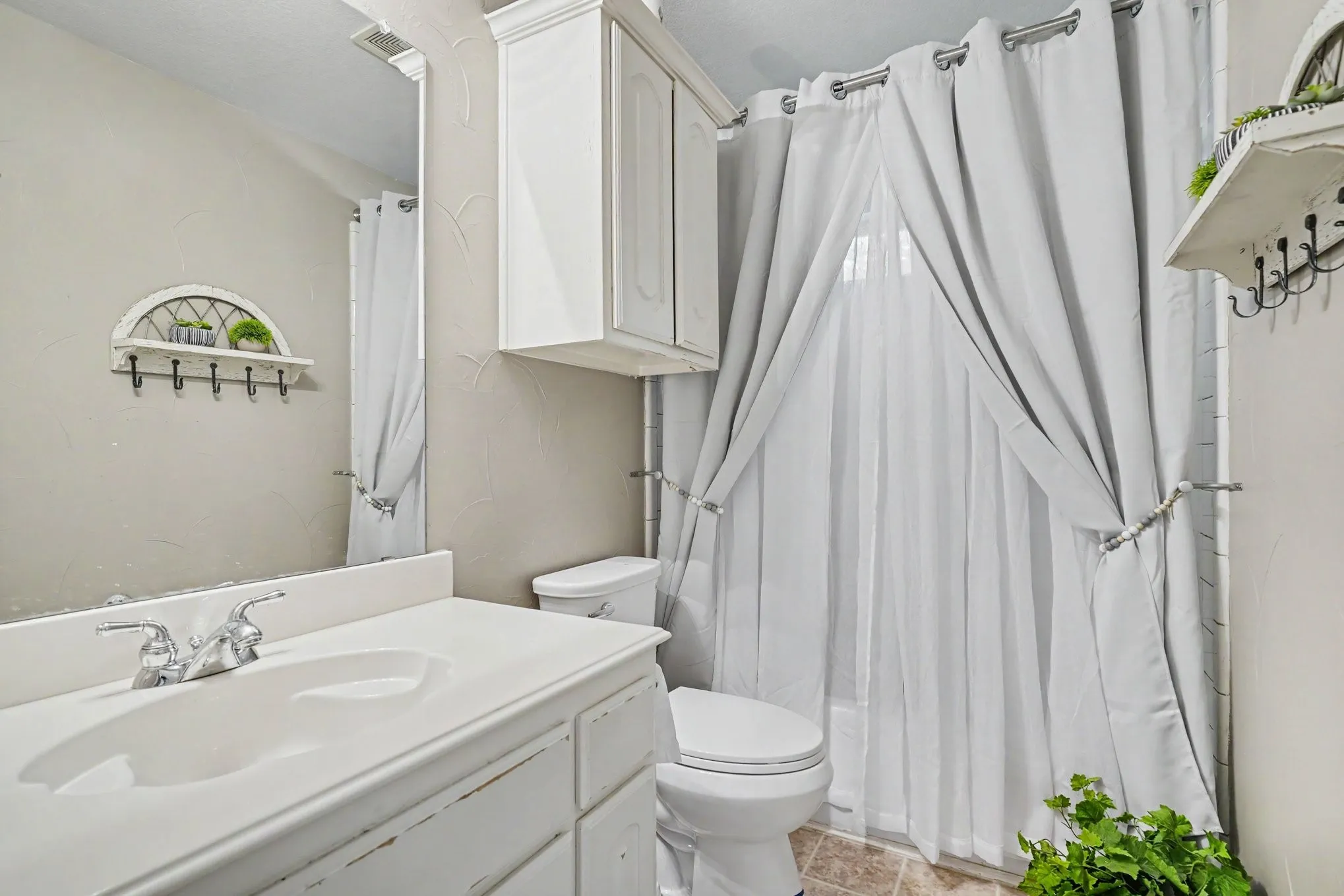 Single Family Residence For Sale in Tarrant County , 5520 Champlain Drive, Fort Worth, Texas 76137, 5 Bedroom, 3 Bathroom, 2 Garage spaces, 3,821 Sqft, built in 2003, mls#21335634, Real Estate Agent in Fort Worth, Homes For Sale in Tarrant county, Homes For Sale in Fort Worth, Realtor in Fort Worth Texas, Real Estate Brokerage Independent Realty Texas, Luminita Cordes Realtor
