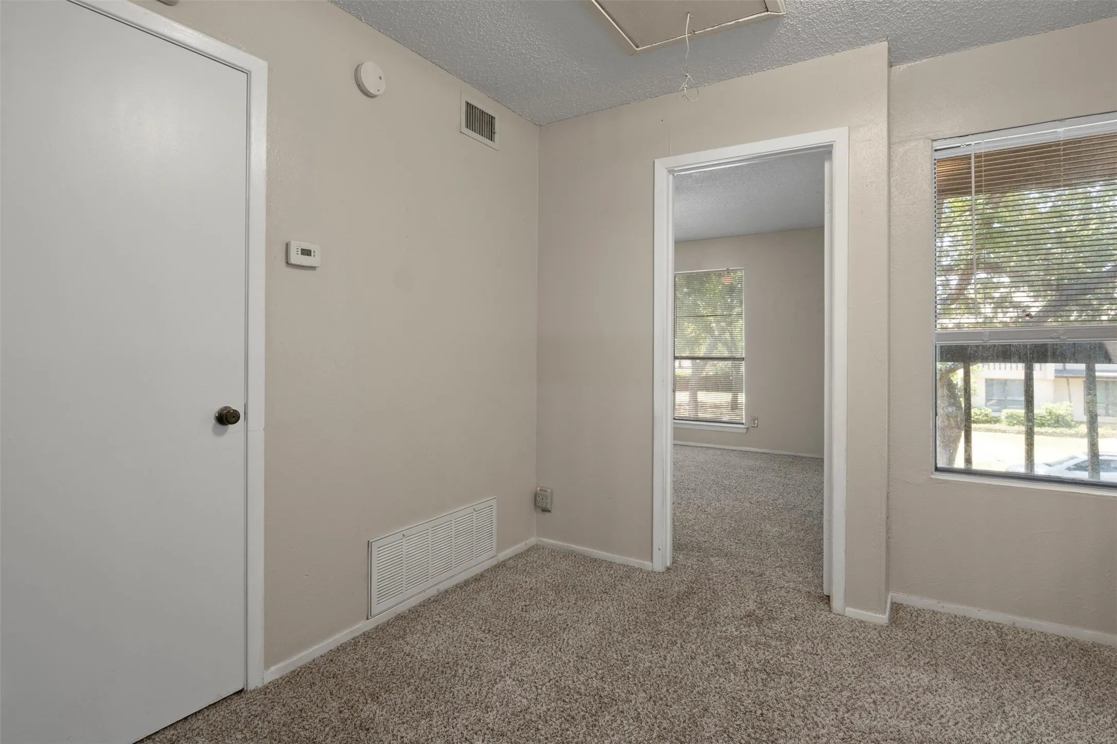Townhouse For Sale in Dallas County , 518 Campana Court, Irving, Texas 75061, 3 Bedroom, 2 Bathroom, 1 Garage spaces, 1,569 Sqft, built in 1977, Price $257,900, mls#21334994, Real Estate Agent in Irving, Homes For Sale in Dallas county, Homes For Sale in Irving, Realtor in Irving Texas, Real Estate Brokerage Independent Realty Texas, Luminita Cordes Realtor
