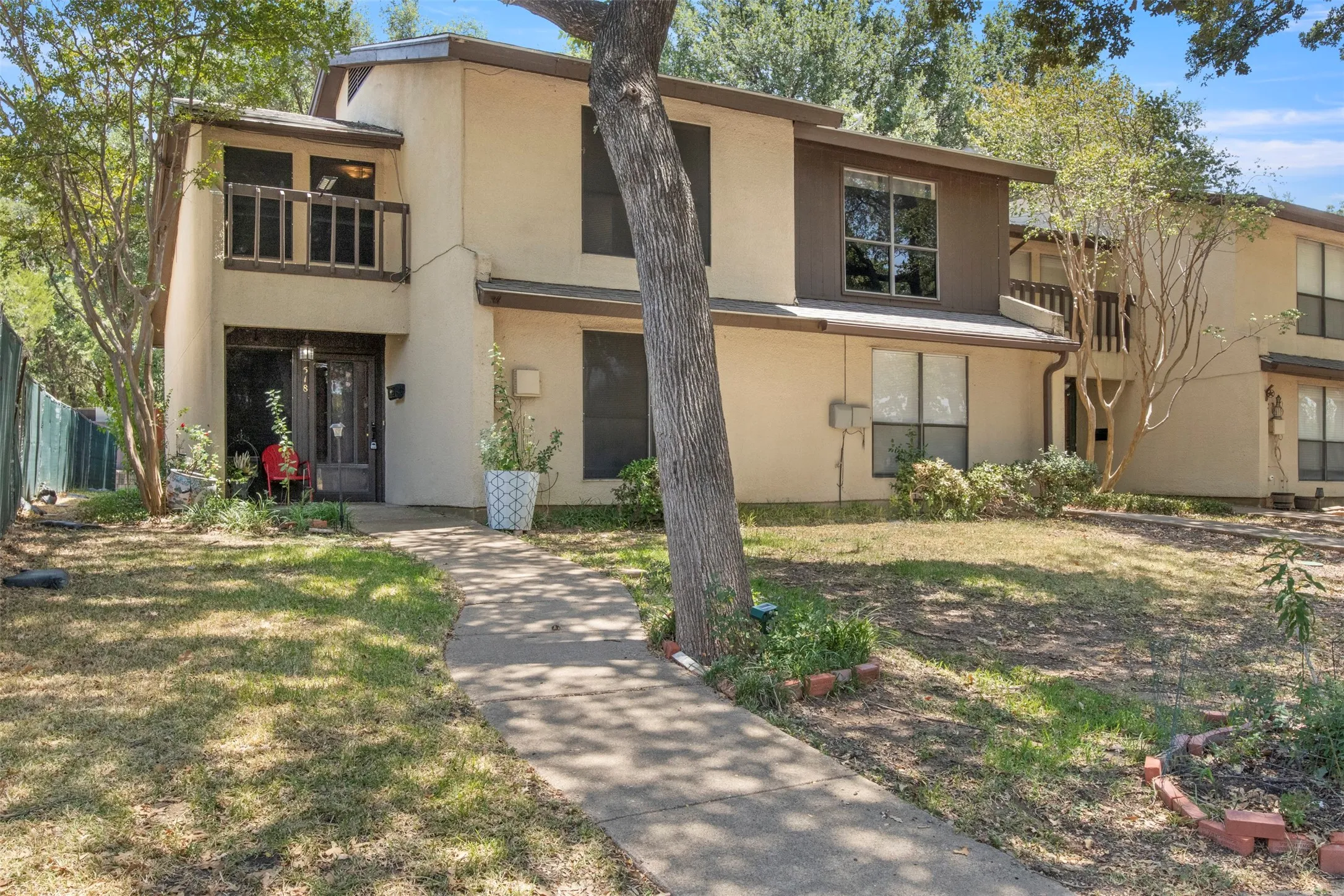 Townhouse For Sale in Dallas County , 518 Campana Court, Irving, Texas 75061, 3 Bedroom, 2 Bathroom, 1 Garage spaces, 1,569 Sqft, built in 1977, Price $257,900, mls#21334994, Real Estate Agent in Irving, Homes For Sale in Dallas county, Homes For Sale in Irving, Realtor in Irving Texas, Real Estate Brokerage Independent Realty Texas, Luminita Cordes Realtor