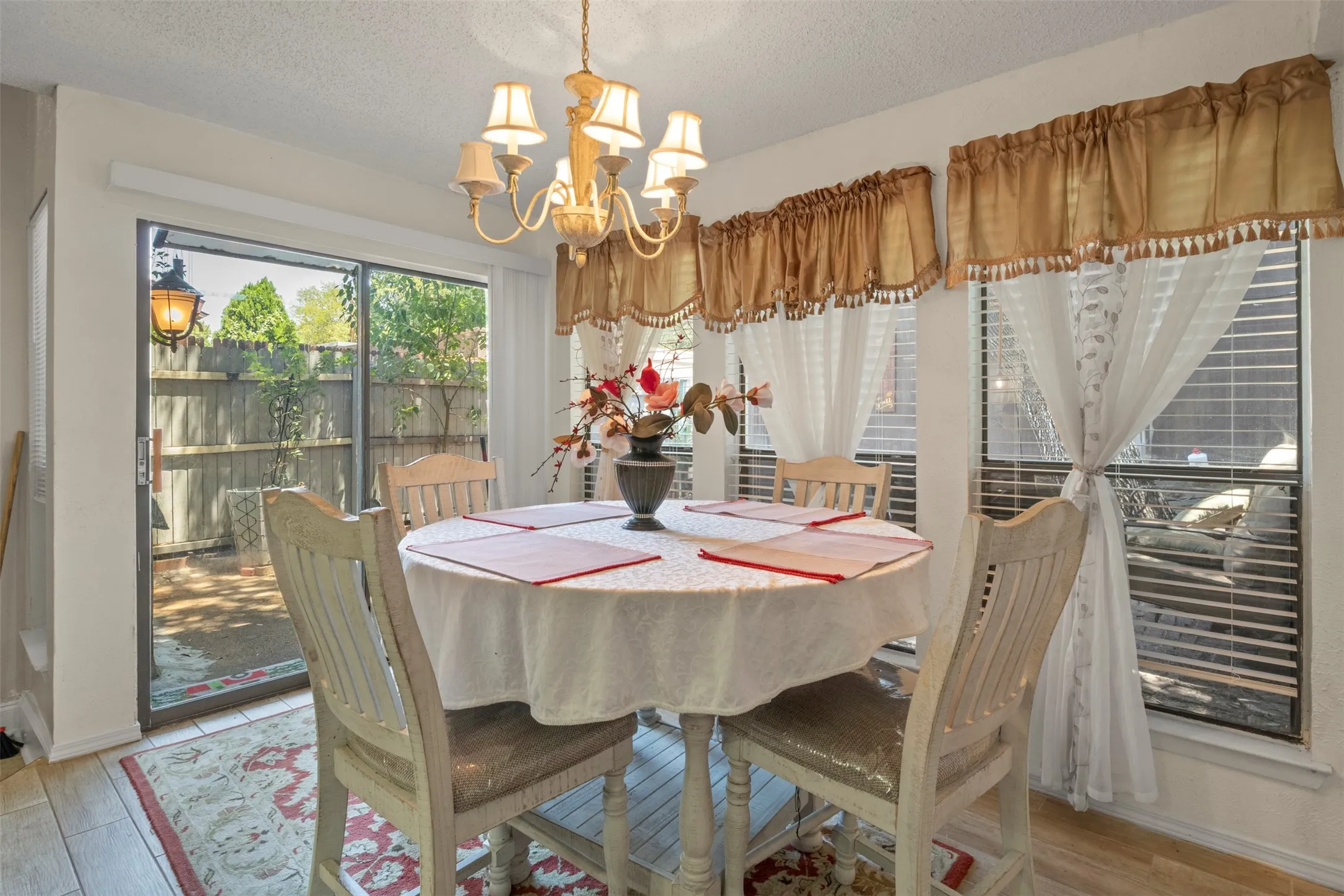 Townhouse For Sale in Dallas County , 518 Campana Court, Irving, Texas 75061, 3 Bedroom, 2 Bathroom, 1 Garage spaces, 1,569 Sqft, built in 1977, Price $257,900, mls#21334994, Real Estate Agent in Irving, Homes For Sale in Dallas county, Homes For Sale in Irving, Realtor in Irving Texas, Real Estate Brokerage Independent Realty Texas, Luminita Cordes Realtor