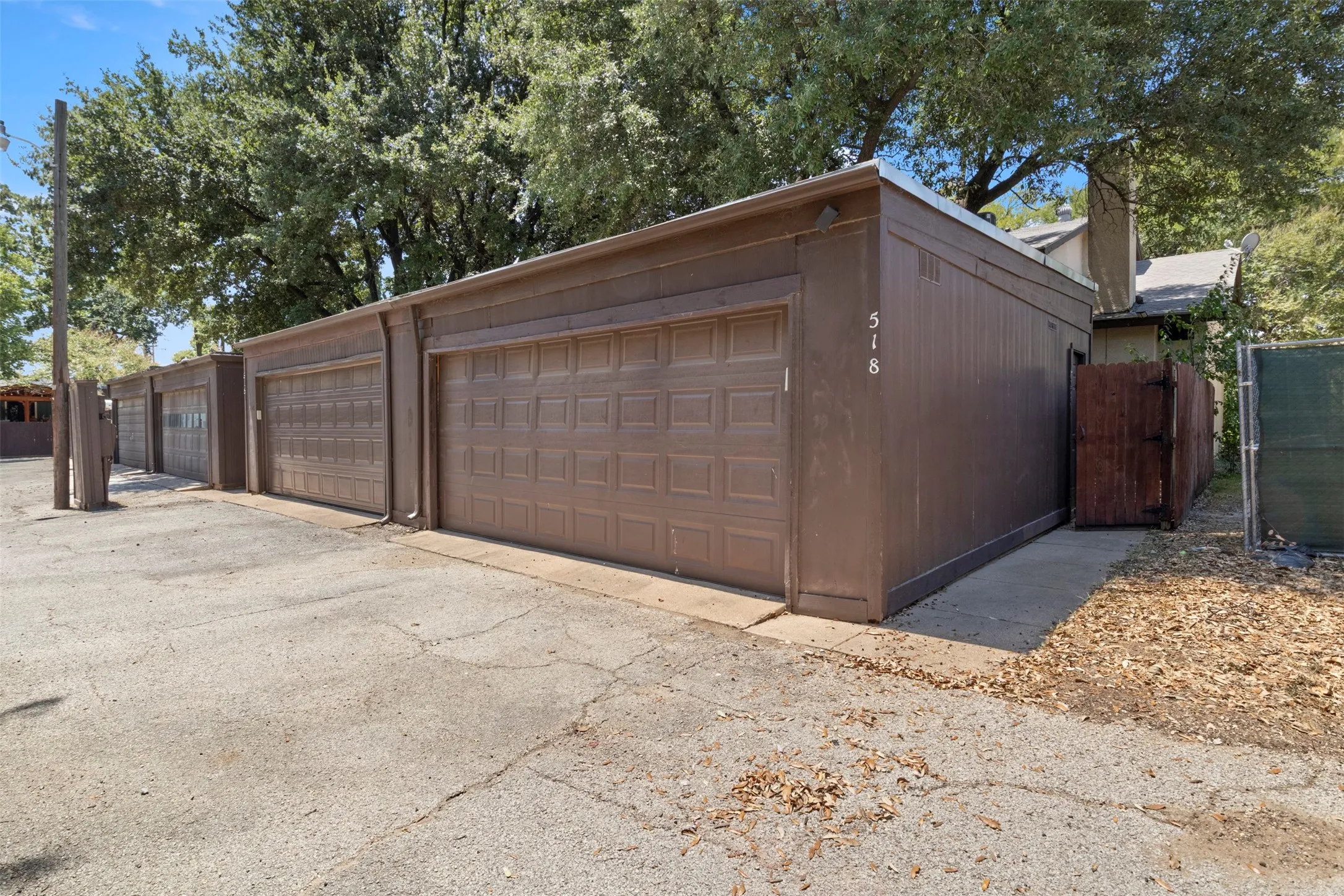 Townhouse For Sale in Dallas County , 518 Campana Court, Irving, Texas 75061, 3 Bedroom, 2 Bathroom, 1 Garage spaces, 1,569 Sqft, built in 1977, Price $257,900, mls#21334994, Real Estate Agent in Irving, Homes For Sale in Dallas county, Homes For Sale in Irving, Realtor in Irving Texas, Real Estate Brokerage Independent Realty Texas, Luminita Cordes Realtor