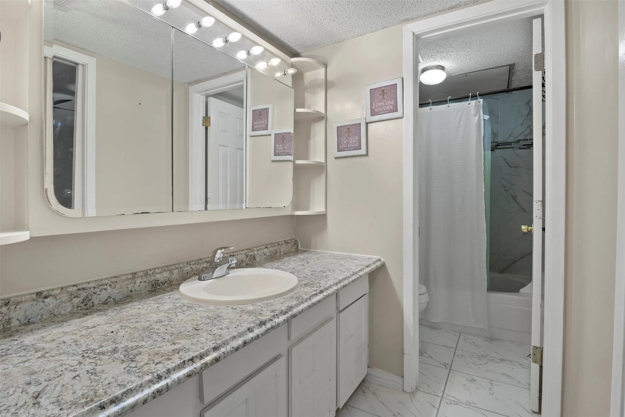 Townhouse For Sale in Dallas County , 518 Campana Court, Irving, Texas 75061, 3 Bedroom, 2 Bathroom, 1 Garage spaces, 1,569 Sqft, built in 1977, Price $257,900, mls#21334994, Real Estate Agent in Irving, Homes For Sale in Dallas county, Homes For Sale in Irving, Realtor in Irving Texas, Real Estate Brokerage Independent Realty Texas, Luminita Cordes Realtor