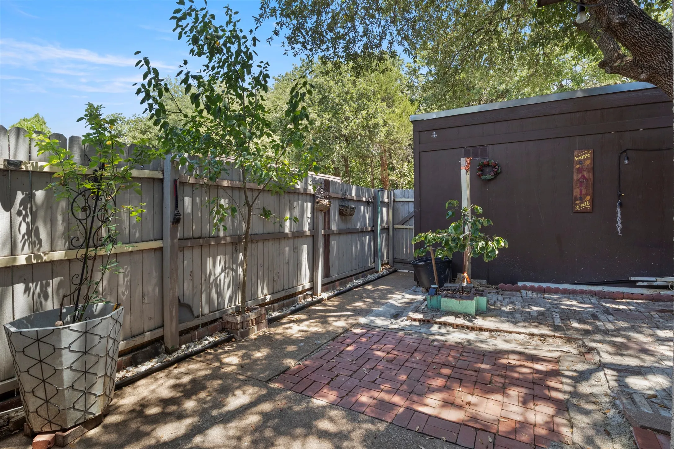 Townhouse For Sale in Dallas County , 518 Campana Court, Irving, Texas 75061, 3 Bedroom, 2 Bathroom, 1 Garage spaces, 1,569 Sqft, built in 1977, Price $257,900, mls#21334994, Real Estate Agent in Irving, Homes For Sale in Dallas county, Homes For Sale in Irving, Realtor in Irving Texas, Real Estate Brokerage Independent Realty Texas, Luminita Cordes Realtor