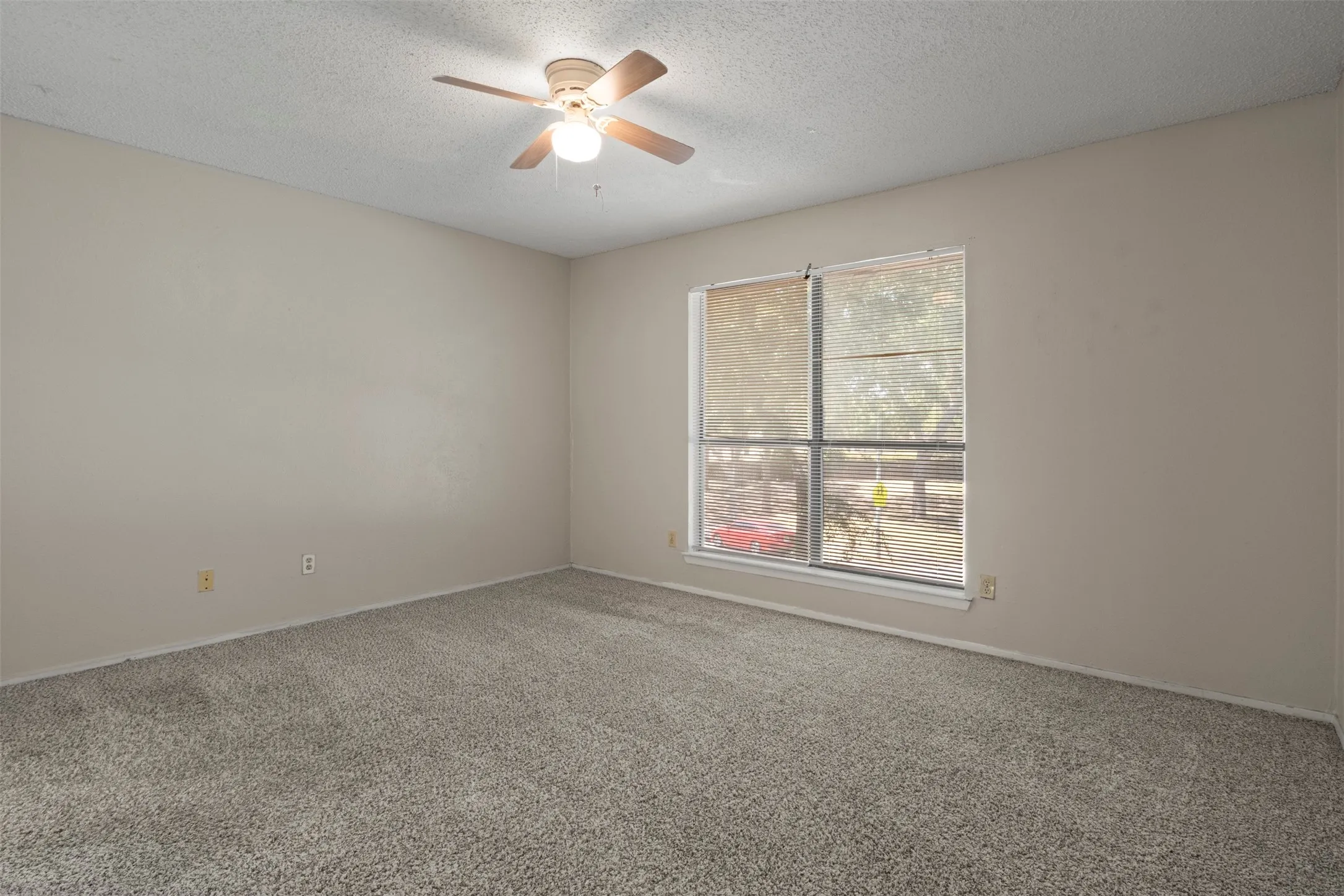 Townhouse For Sale in Dallas County , 518 Campana Court, Irving, Texas 75061, 3 Bedroom, 2 Bathroom, 1 Garage spaces, 1,569 Sqft, built in 1977, Price $257,900, mls#21334994, Real Estate Agent in Irving, Homes For Sale in Dallas county, Homes For Sale in Irving, Realtor in Irving Texas, Real Estate Brokerage Independent Realty Texas, Luminita Cordes Realtor