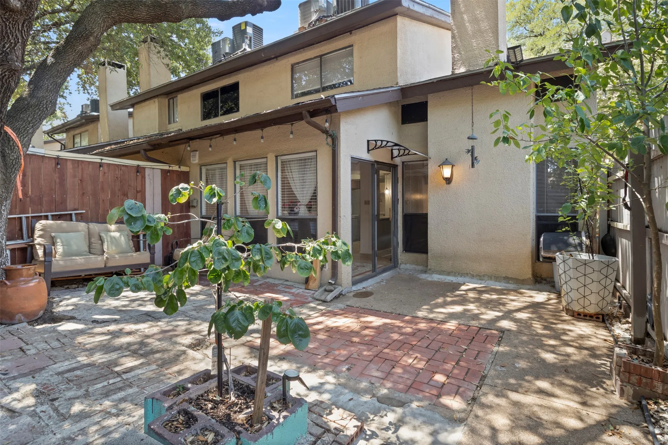 Townhouse For Sale in Dallas County , 518 Campana Court, Irving, Texas 75061, 3 Bedroom, 2 Bathroom, 1 Garage spaces, 1,569 Sqft, built in 1977, Price $257,900, mls#21334994, Real Estate Agent in Irving, Homes For Sale in Dallas county, Homes For Sale in Irving, Realtor in Irving Texas, Real Estate Brokerage Independent Realty Texas, Luminita Cordes Realtor