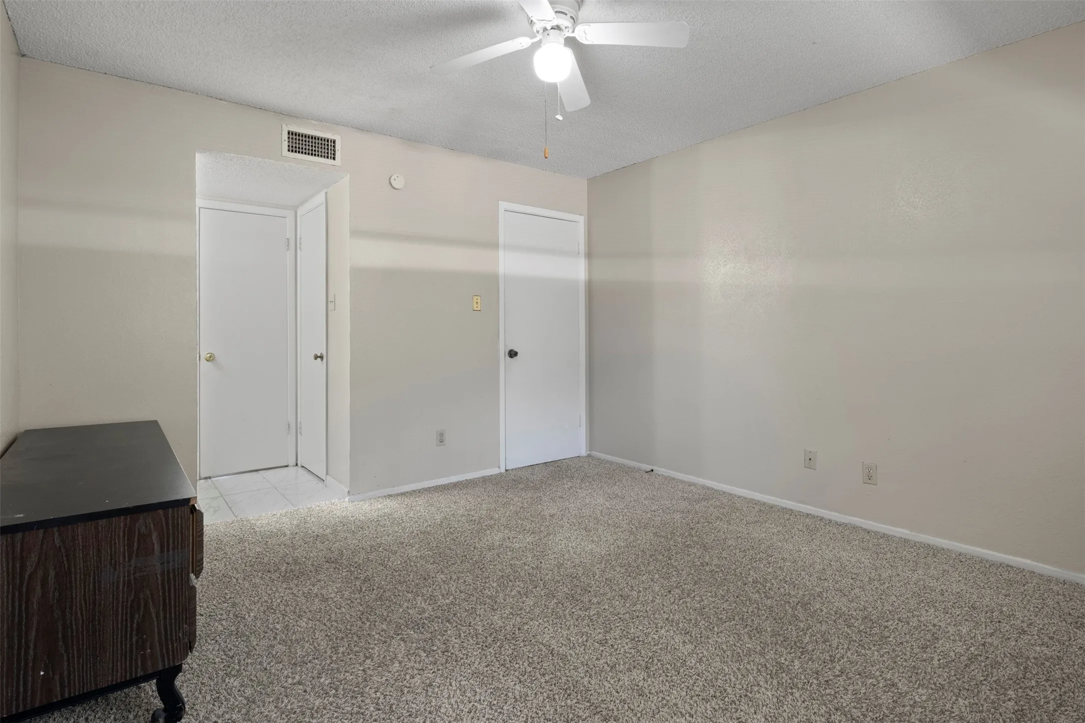 Townhouse For Sale in Dallas County , 518 Campana Court, Irving, Texas 75061, 3 Bedroom, 2 Bathroom, 1 Garage spaces, 1,569 Sqft, built in 1977, Price $257,900, mls#21334994, Real Estate Agent in Irving, Homes For Sale in Dallas county, Homes For Sale in Irving, Realtor in Irving Texas, Real Estate Brokerage Independent Realty Texas, Luminita Cordes Realtor