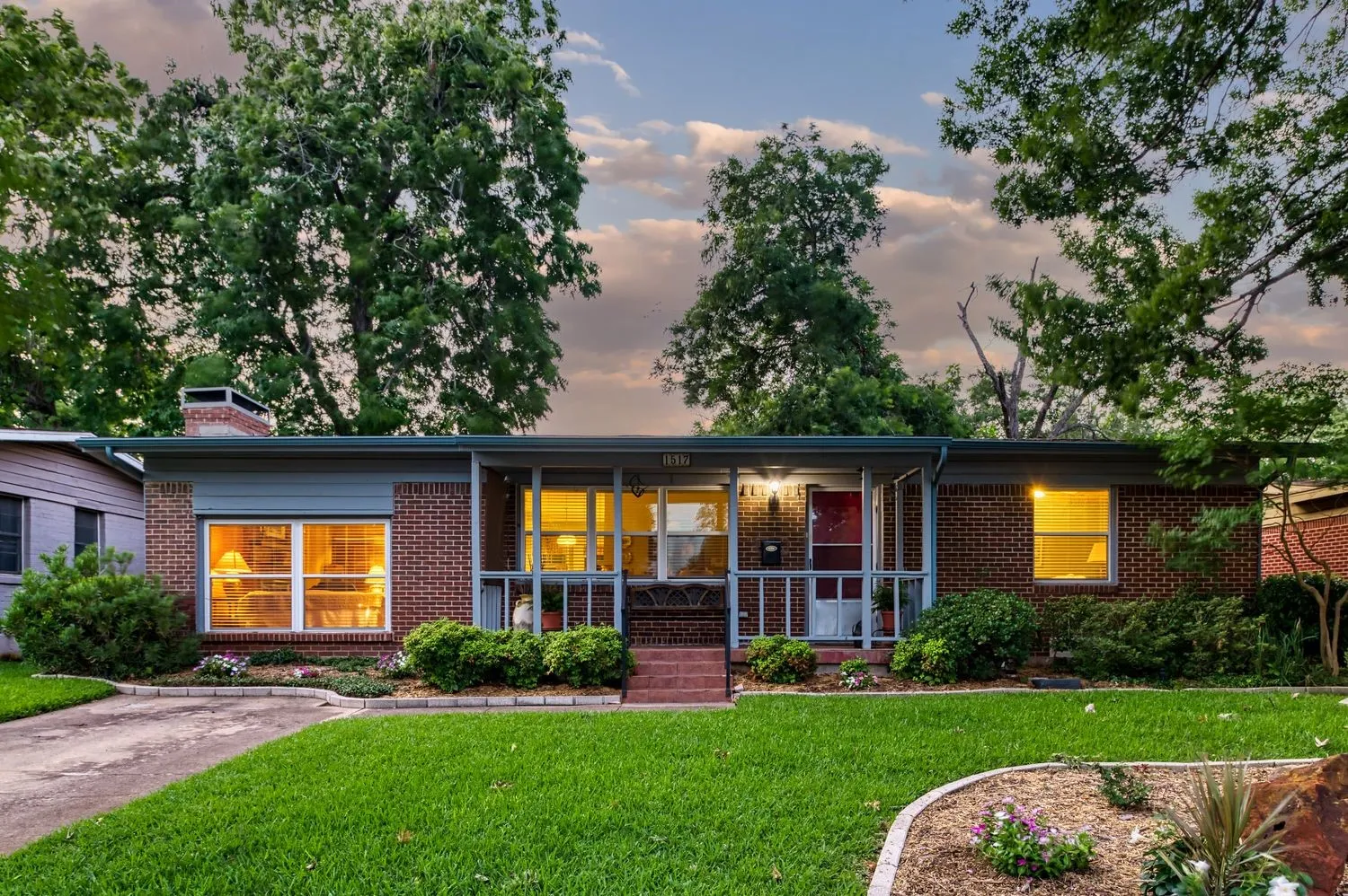 Single Family Residence For Sale in Tarrant County , 1517 Marshalldale Drive, Arlington, Texas 76013, 3 Bedroom, 2 Bathroom, Garage spaces, 1,446 Sqft, built in 1955, mls#21292466, Real Estate Agent in Arlington, Homes For Sale in Tarrant county, Homes For Sale in Arlington, Realtor in Arlington Texas, Real Estate Brokerage Independent Realty Texas, Luminita Cordes Realtor