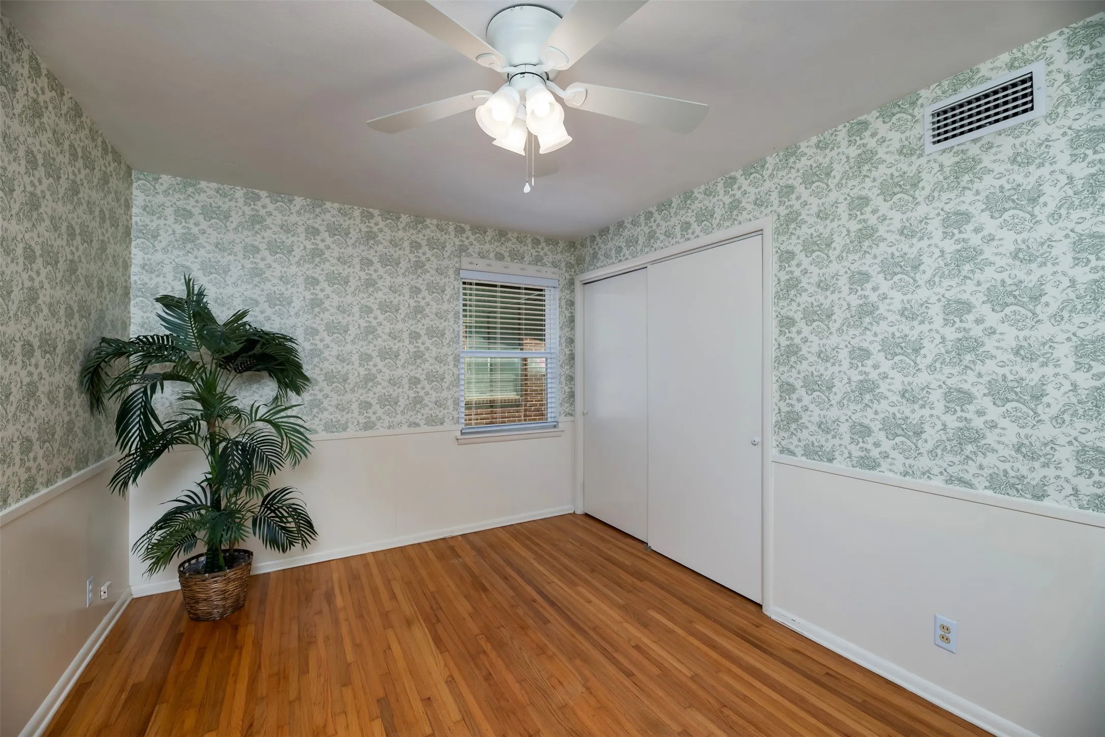 Single Family Residence For Sale in Tarrant County , 1517 Marshalldale Drive, Arlington, Texas 76013, 3 Bedroom, 2 Bathroom, Garage spaces, 1,446 Sqft, built in 1955, mls#21292466, Real Estate Agent in Arlington, Homes For Sale in Tarrant county, Homes For Sale in Arlington, Realtor in Arlington Texas, Real Estate Brokerage Independent Realty Texas, Luminita Cordes Realtor