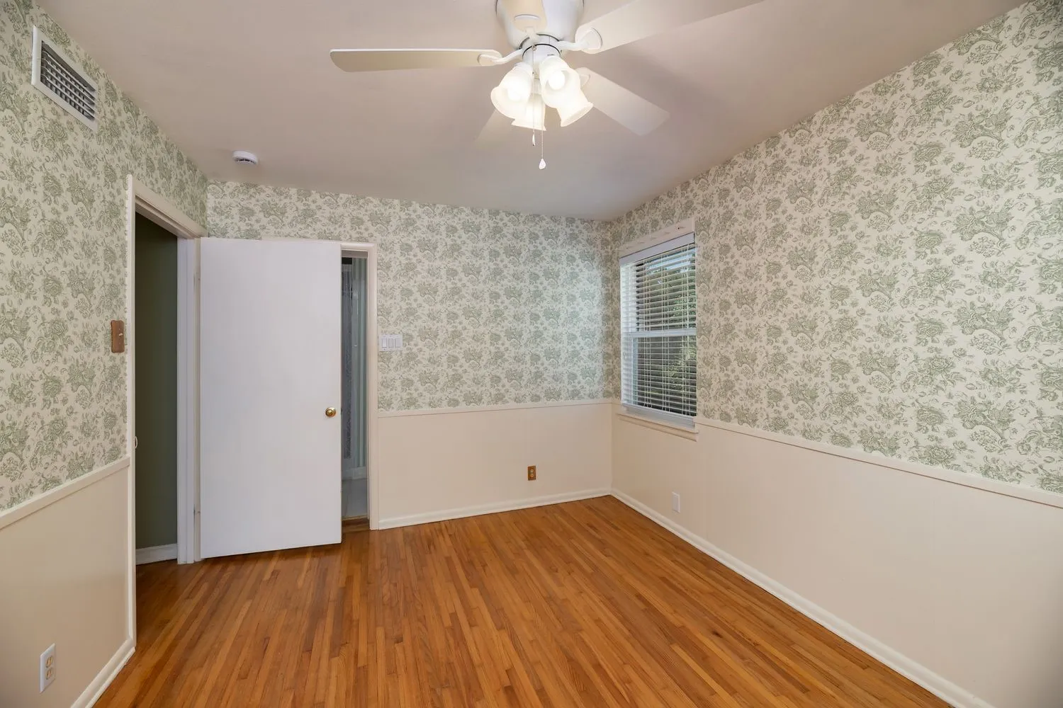 Single Family Residence For Sale in Tarrant County , 1517 Marshalldale Drive, Arlington, Texas 76013, 3 Bedroom, 2 Bathroom, Garage spaces, 1,446 Sqft, built in 1955, mls#21292466, Real Estate Agent in Arlington, Homes For Sale in Tarrant county, Homes For Sale in Arlington, Realtor in Arlington Texas, Real Estate Brokerage Independent Realty Texas, Luminita Cordes Realtor