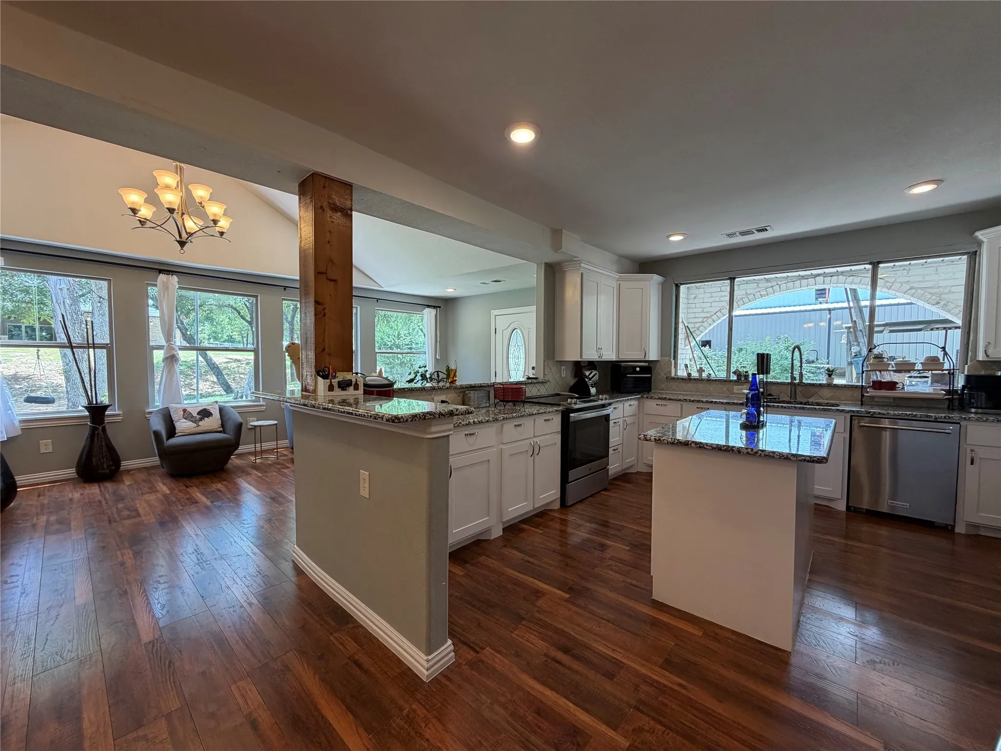 Single Family Residence For Rent in Tarrant County , 7024 Red Bud Lane, Fort Worth, Texas 76135, 3 Bedroom, 2 Bathroom, Garage spaces, 2,837 Sqft, built in 1972, mls#21333702, Real Estate Agent in Fort Worth, Homes For Rent in Tarrant county, Homes For Rent in Fort Worth, Realtor in Fort Worth Texas, Real Estate Brokerage Independent Realty Texas, Luminita Cordes Realtor