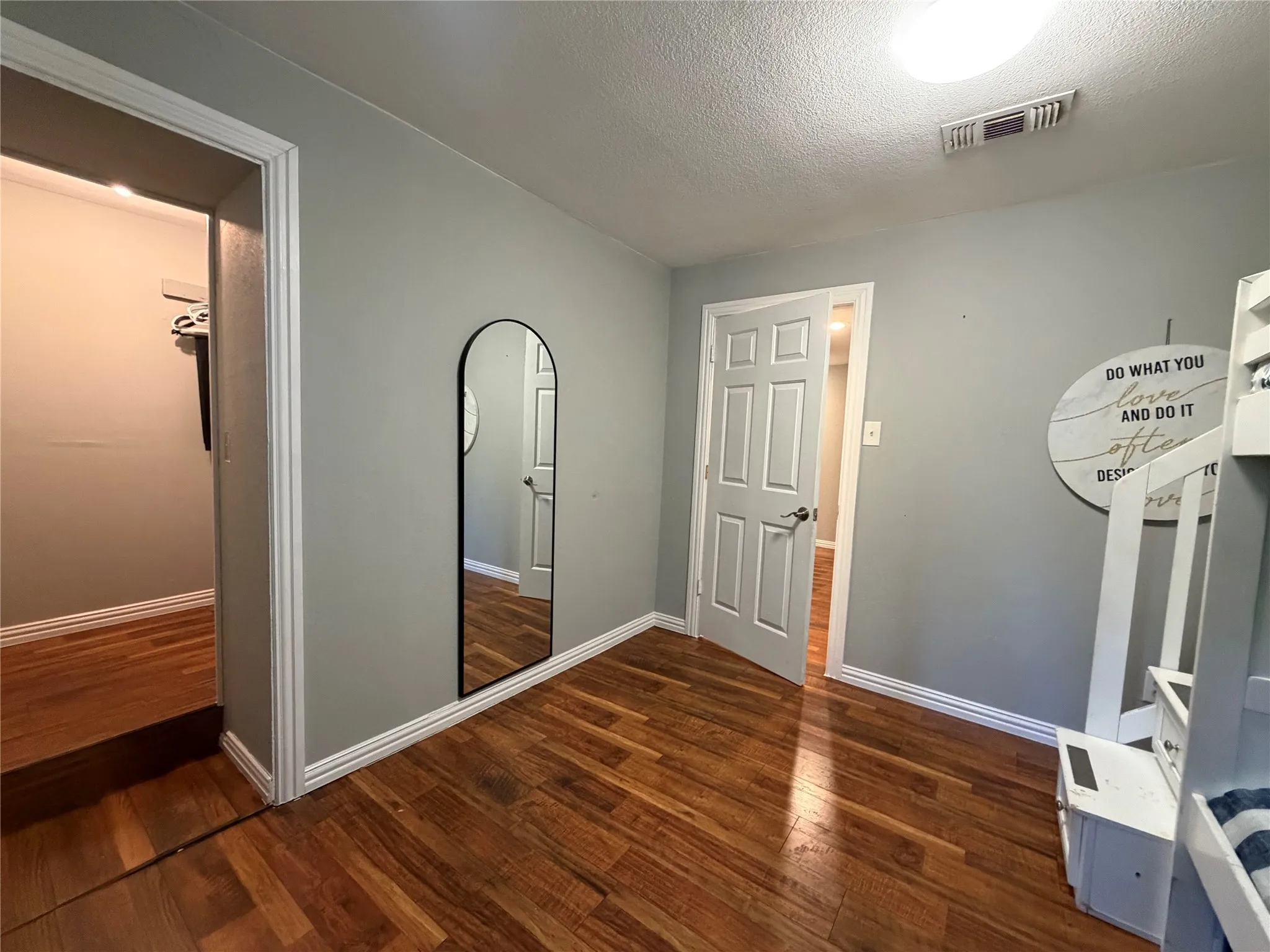 Single Family Residence For Rent in Tarrant County , 7024 Red Bud Lane, Fort Worth, Texas 76135, 3 Bedroom, 2 Bathroom, Garage spaces, 2,837 Sqft, built in 1972, mls#21333702, Real Estate Agent in Fort Worth, Homes For Rent in Tarrant county, Homes For Rent in Fort Worth, Realtor in Fort Worth Texas, Real Estate Brokerage Independent Realty Texas, Luminita Cordes Realtor