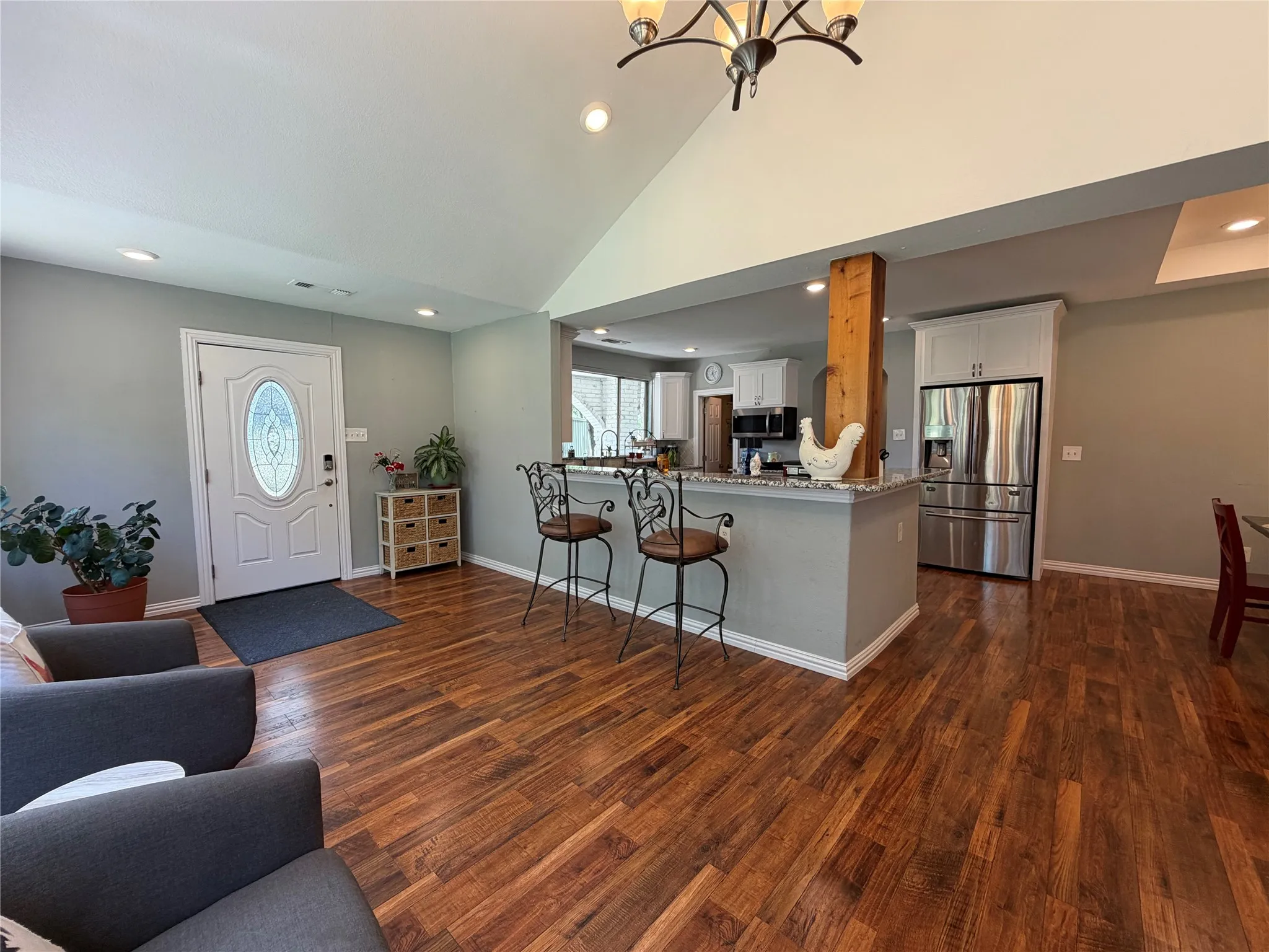 Single Family Residence For Rent in Tarrant County , 7024 Red Bud Lane, Fort Worth, Texas 76135, 3 Bedroom, 2 Bathroom, Garage spaces, 2,837 Sqft, built in 1972, mls#21333702, Real Estate Agent in Fort Worth, Homes For Rent in Tarrant county, Homes For Rent in Fort Worth, Realtor in Fort Worth Texas, Real Estate Brokerage Independent Realty Texas, Luminita Cordes Realtor