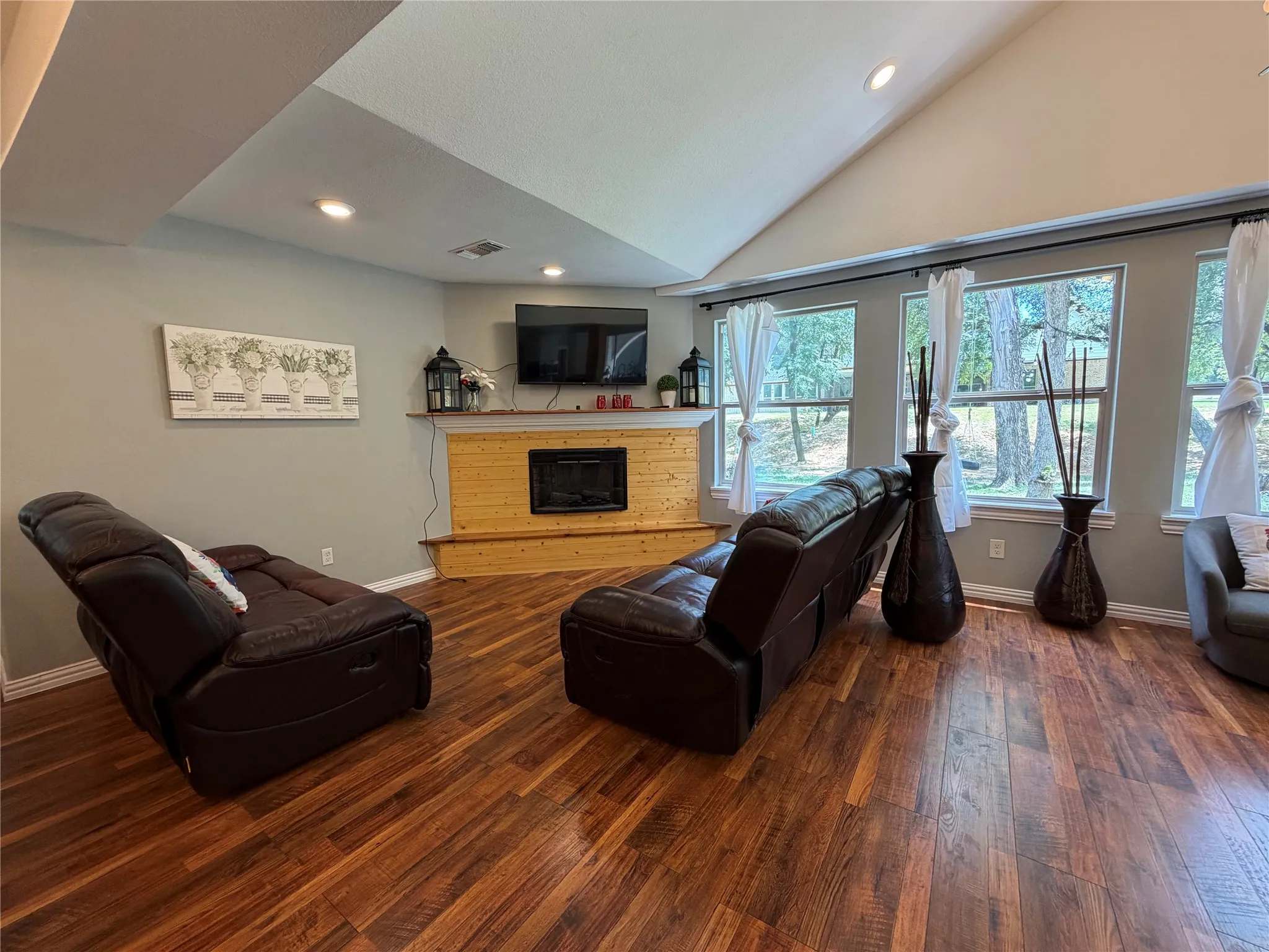 Single Family Residence For Rent in Tarrant County , 7024 Red Bud Lane, Fort Worth, Texas 76135, 3 Bedroom, 2 Bathroom, Garage spaces, 2,837 Sqft, built in 1972, mls#21333702, Real Estate Agent in Fort Worth, Homes For Rent in Tarrant county, Homes For Rent in Fort Worth, Realtor in Fort Worth Texas, Real Estate Brokerage Independent Realty Texas, Luminita Cordes Realtor