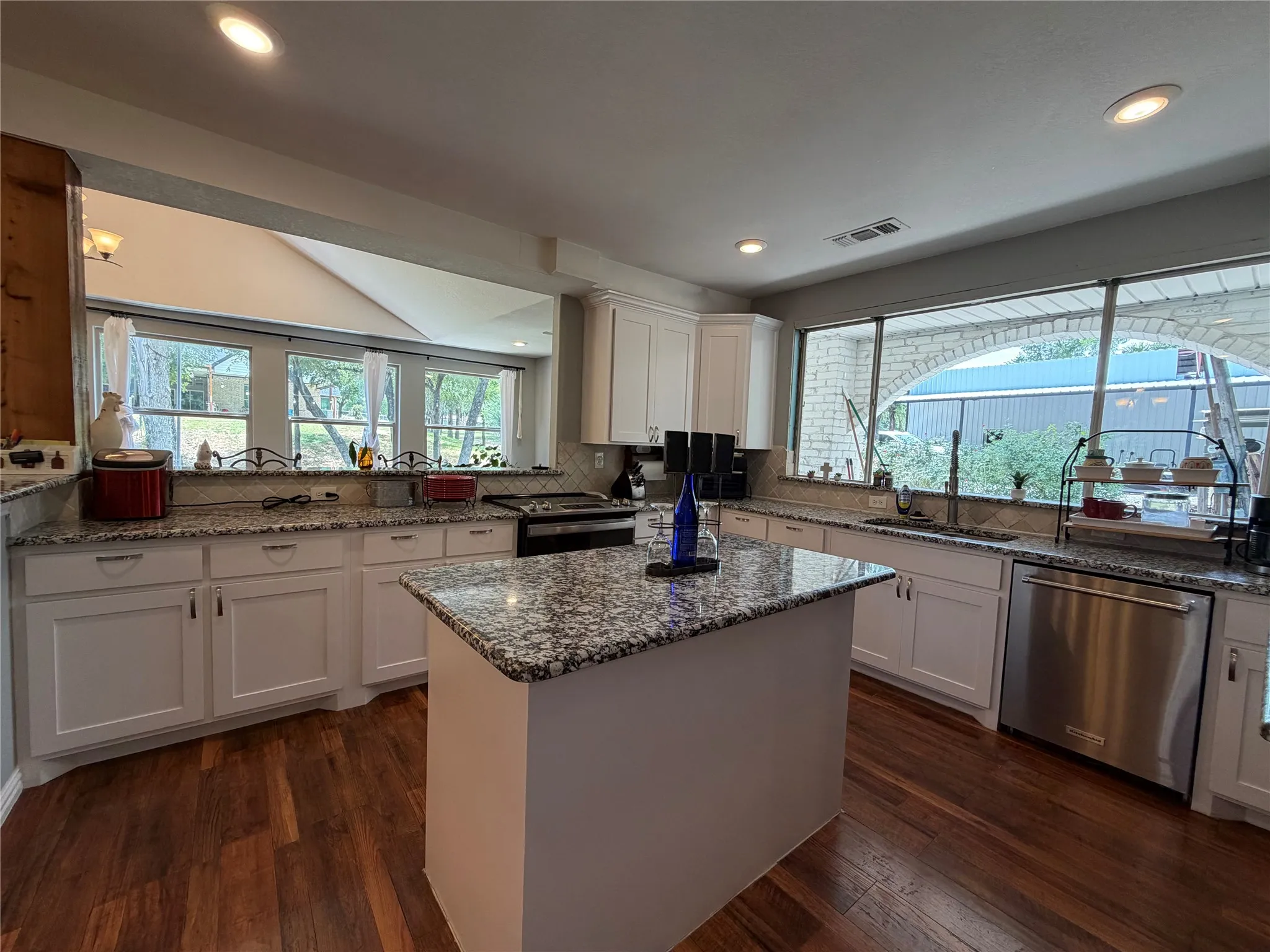 Single Family Residence For Rent in Tarrant County , 7024 Red Bud Lane, Fort Worth, Texas 76135, 3 Bedroom, 2 Bathroom, Garage spaces, 2,837 Sqft, built in 1972, mls#21333702, Real Estate Agent in Fort Worth, Homes For Rent in Tarrant county, Homes For Rent in Fort Worth, Realtor in Fort Worth Texas, Real Estate Brokerage Independent Realty Texas, Luminita Cordes Realtor