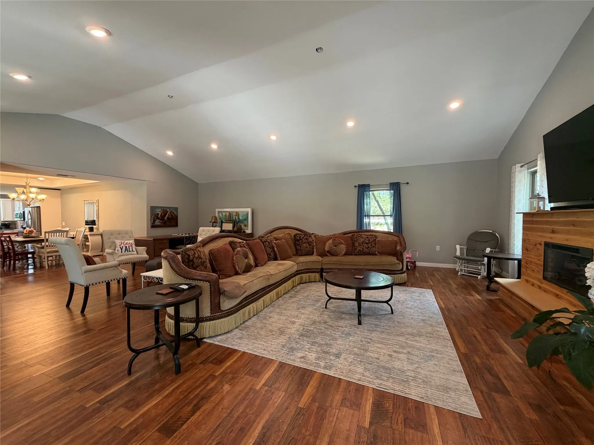 Single Family Residence For Rent in Tarrant County , 7024 Red Bud Lane, Fort Worth, Texas 76135, 3 Bedroom, 2 Bathroom, Garage spaces, 2,837 Sqft, built in 1972, mls#21333702, Real Estate Agent in Fort Worth, Homes For Rent in Tarrant county, Homes For Rent in Fort Worth, Realtor in Fort Worth Texas, Real Estate Brokerage Independent Realty Texas, Luminita Cordes Realtor