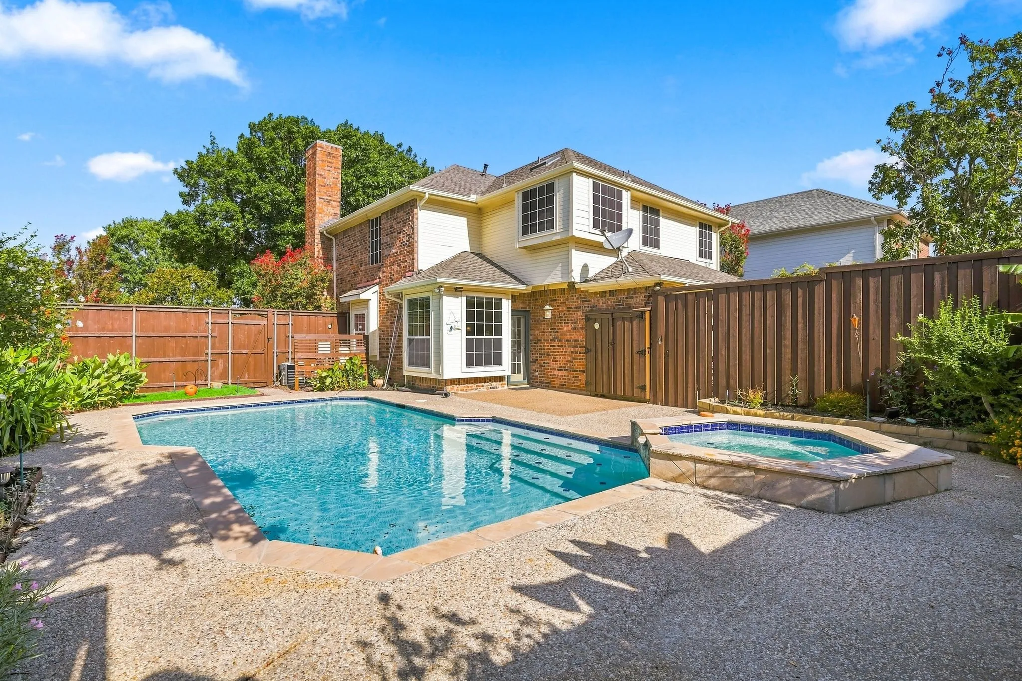 Single Family Residence For Sale in Dallas County , 2740 Summertree Drive, Carrollton, Texas 75006, 3 Bedroom, 3 Bathroom, 2 Garage spaces, 1,784 Sqft, built in 1993, mls#21336227, Real Estate Agent in Carrollton, Homes For Sale in Dallas county, Homes For Sale in Carrollton, Realtor in Carrollton Texas, Real Estate Brokerage Independent Realty Texas, Luminita Cordes Realtor