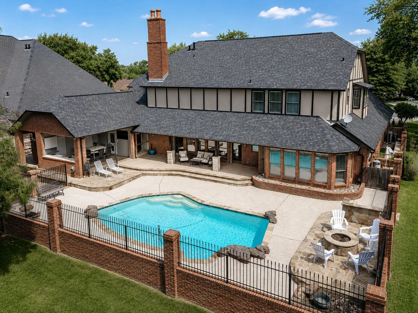 Single Family Residence For Sale in Smith County , 6500 Hollytree Circle, Tyler, Texas 75703, 5 Bedroom, 7 Bathroom, 4 Garage spaces, 5,606 Sqft, built in 1985, mls#21334220, Real Estate Agent in Tyler, Homes For Sale in Smith county, Homes For Sale in Tyler, Realtor in Tyler Texas, Real Estate Brokerage Independent Realty Texas, Luminita Cordes Realtor