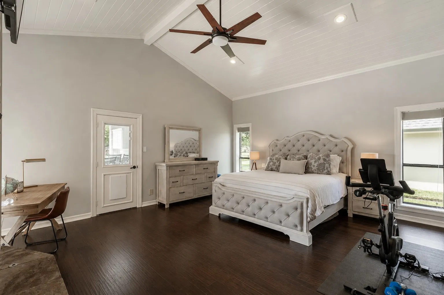 Single Family Residence For Sale in Smith County , 6500 Hollytree Circle, Tyler, Texas 75703, 5 Bedroom, 7 Bathroom, 4 Garage spaces, 5,606 Sqft, built in 1985, mls#21334220, Real Estate Agent in Tyler, Homes For Sale in Smith county, Homes For Sale in Tyler, Realtor in Tyler Texas, Real Estate Brokerage Independent Realty Texas, Luminita Cordes Realtor