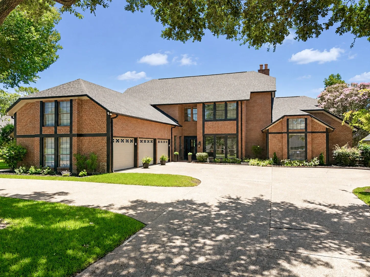 Single Family Residence For Sale in Smith County , 6500 Hollytree Circle, Tyler, Texas 75703, 5 Bedroom, 7 Bathroom, 4 Garage spaces, 5,606 Sqft, built in 1985, mls#21334220, Real Estate Agent in Tyler, Homes For Sale in Smith county, Homes For Sale in Tyler, Realtor in Tyler Texas, Real Estate Brokerage Independent Realty Texas, Luminita Cordes Realtor