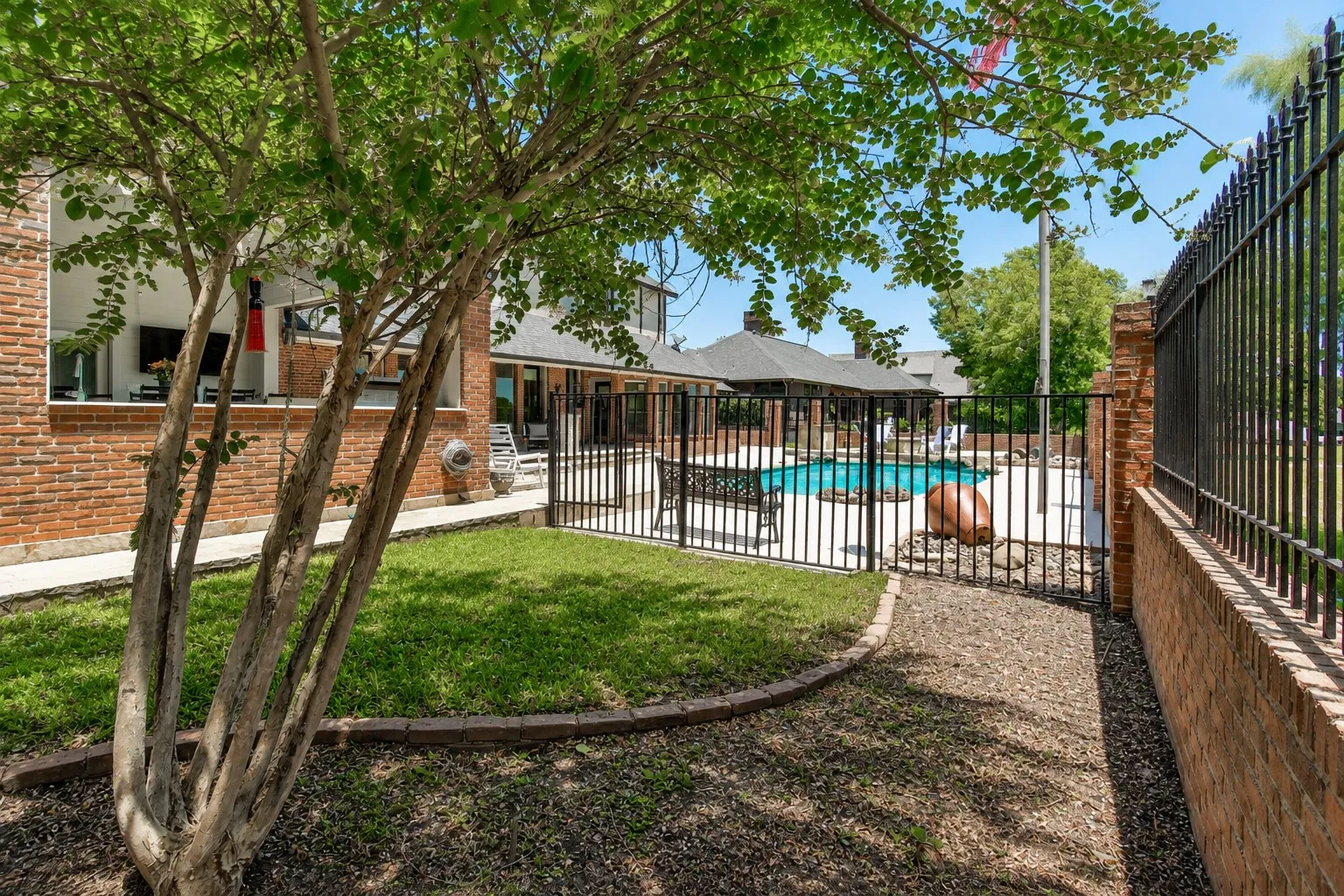 Single Family Residence For Sale in Smith County , 6500 Hollytree Circle, Tyler, Texas 75703, 5 Bedroom, 7 Bathroom, 4 Garage spaces, 5,606 Sqft, built in 1985, mls#21334220, Real Estate Agent in Tyler, Homes For Sale in Smith county, Homes For Sale in Tyler, Realtor in Tyler Texas, Real Estate Brokerage Independent Realty Texas, Luminita Cordes Realtor