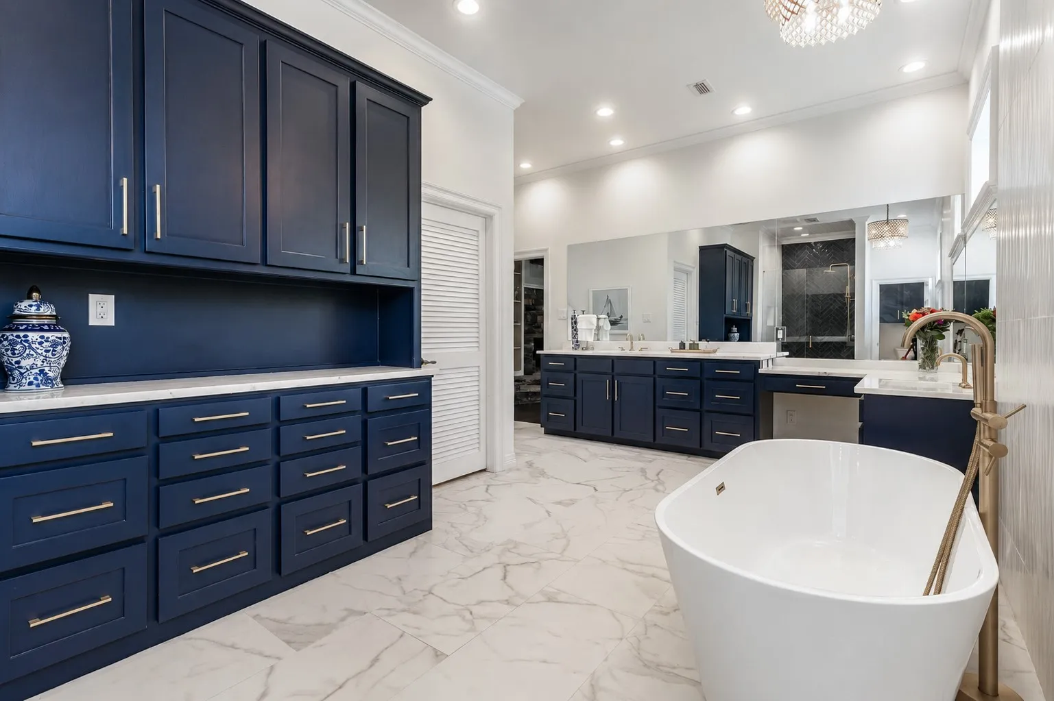 Single Family Residence For Sale in Smith County , 6500 Hollytree Circle, Tyler, Texas 75703, 5 Bedroom, 7 Bathroom, 4 Garage spaces, 5,606 Sqft, built in 1985, mls#21334220, Real Estate Agent in Tyler, Homes For Sale in Smith county, Homes For Sale in Tyler, Realtor in Tyler Texas, Real Estate Brokerage Independent Realty Texas, Luminita Cordes Realtor