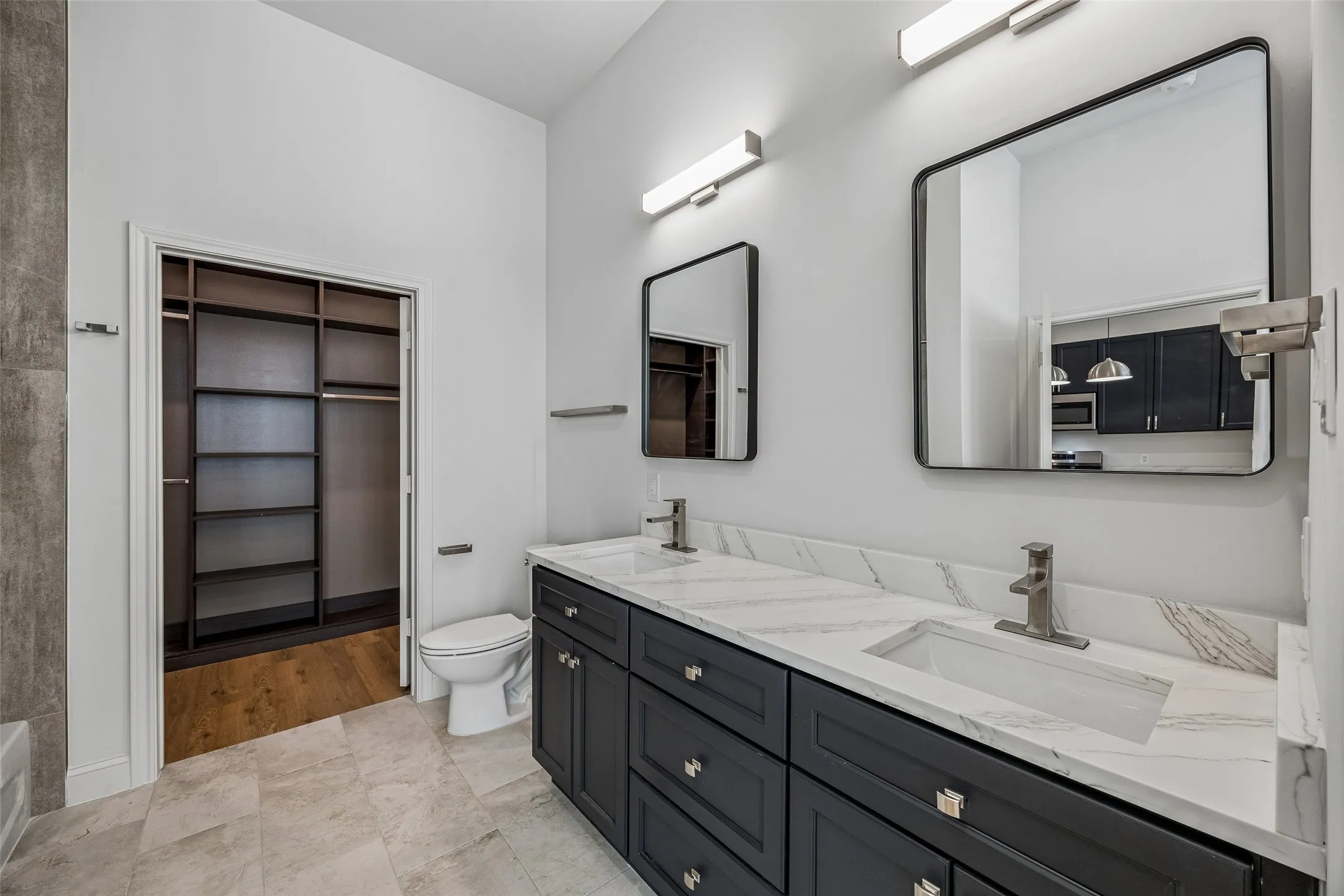 En-Suite bathroom, and walk-in Closet.