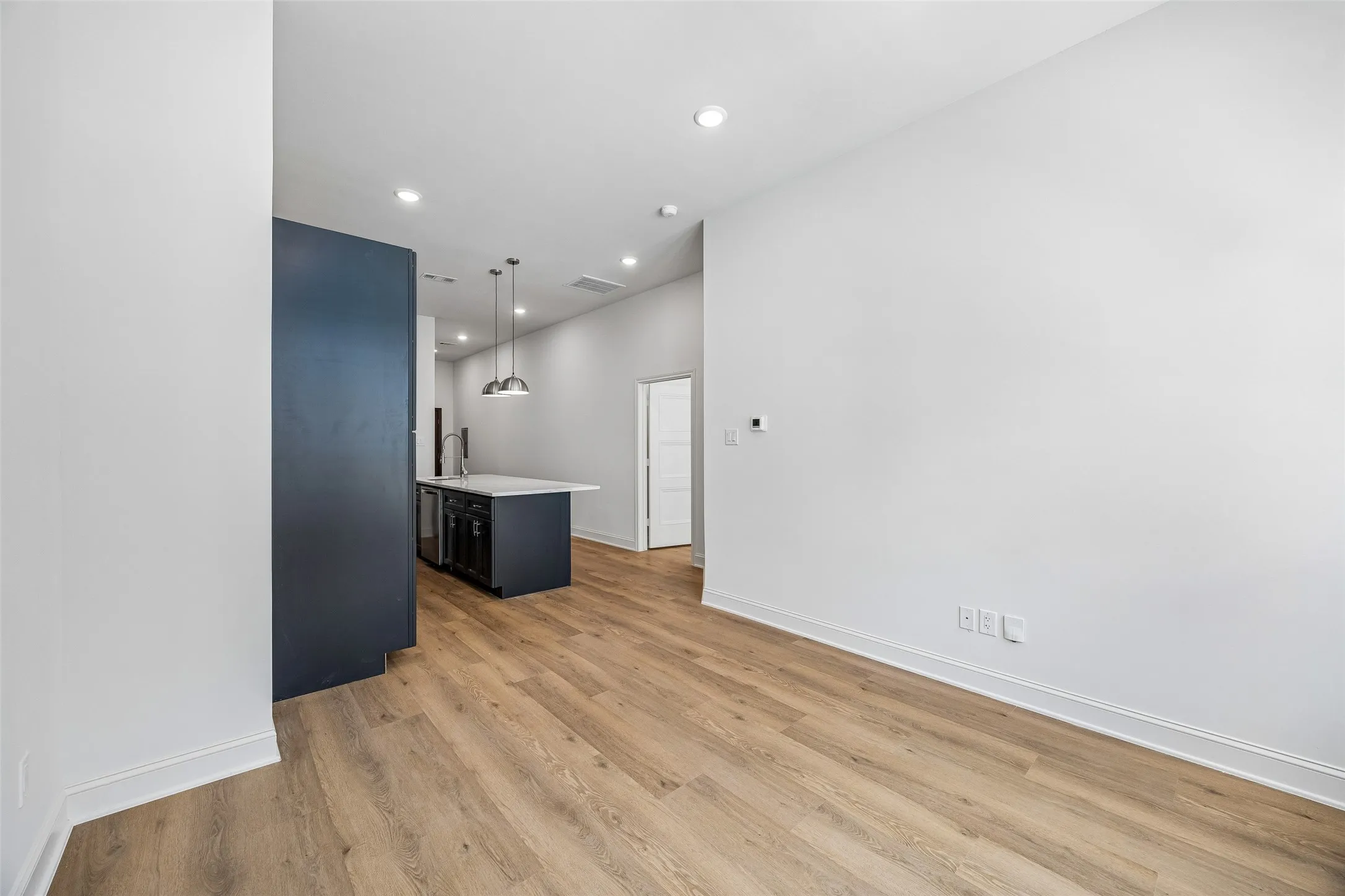 Apartment For Rent in Dallas County , 2010 Commerce Street B201, Dallas, Texas 75201, 1 Bedroom, 2 Bathroom, Garage spaces, 815 Sqft, built in 1925, mls#21335305, Real Estate Agent in Dallas, Homes For Rent in Dallas county, Homes For Rent in Dallas, Realtor in Dallas Texas, Real Estate Brokerage Independent Realty Texas, Luminita Cordes Realtor