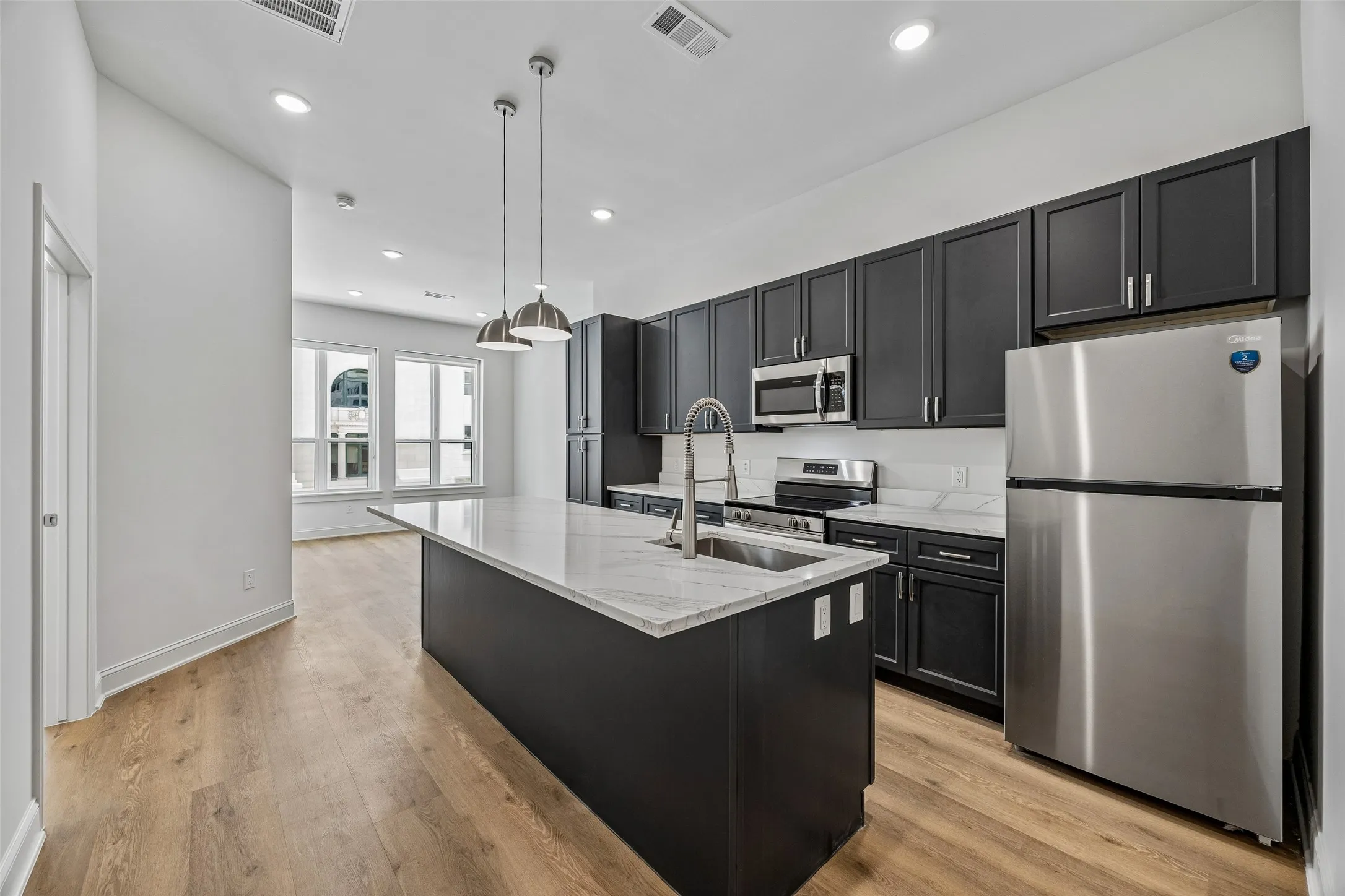 Apartment For Rent in Dallas County , 2010 Commerce Street B201, Dallas, Texas 75201, 1 Bedroom, 2 Bathroom, Garage spaces, 815 Sqft, built in 1925, mls#21335305, Real Estate Agent in Dallas, Homes For Rent in Dallas county, Homes For Rent in Dallas, Realtor in Dallas Texas, Real Estate Brokerage Independent Realty Texas, Luminita Cordes Realtor