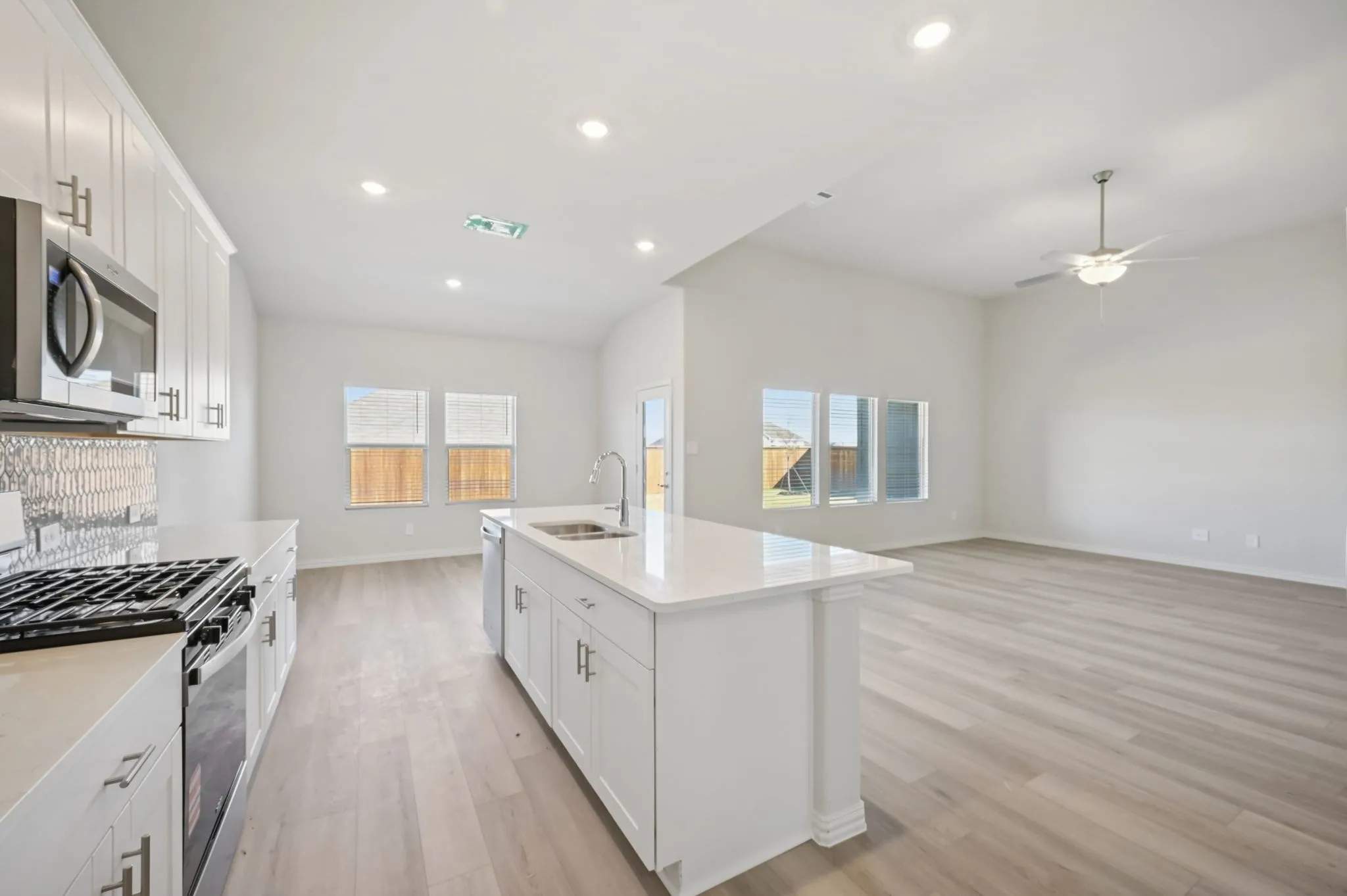  Photo is not of the actual home, but is an inspirational photo of builder’s model home and may depict options, furnishings, and/or decorator features that are not included.
