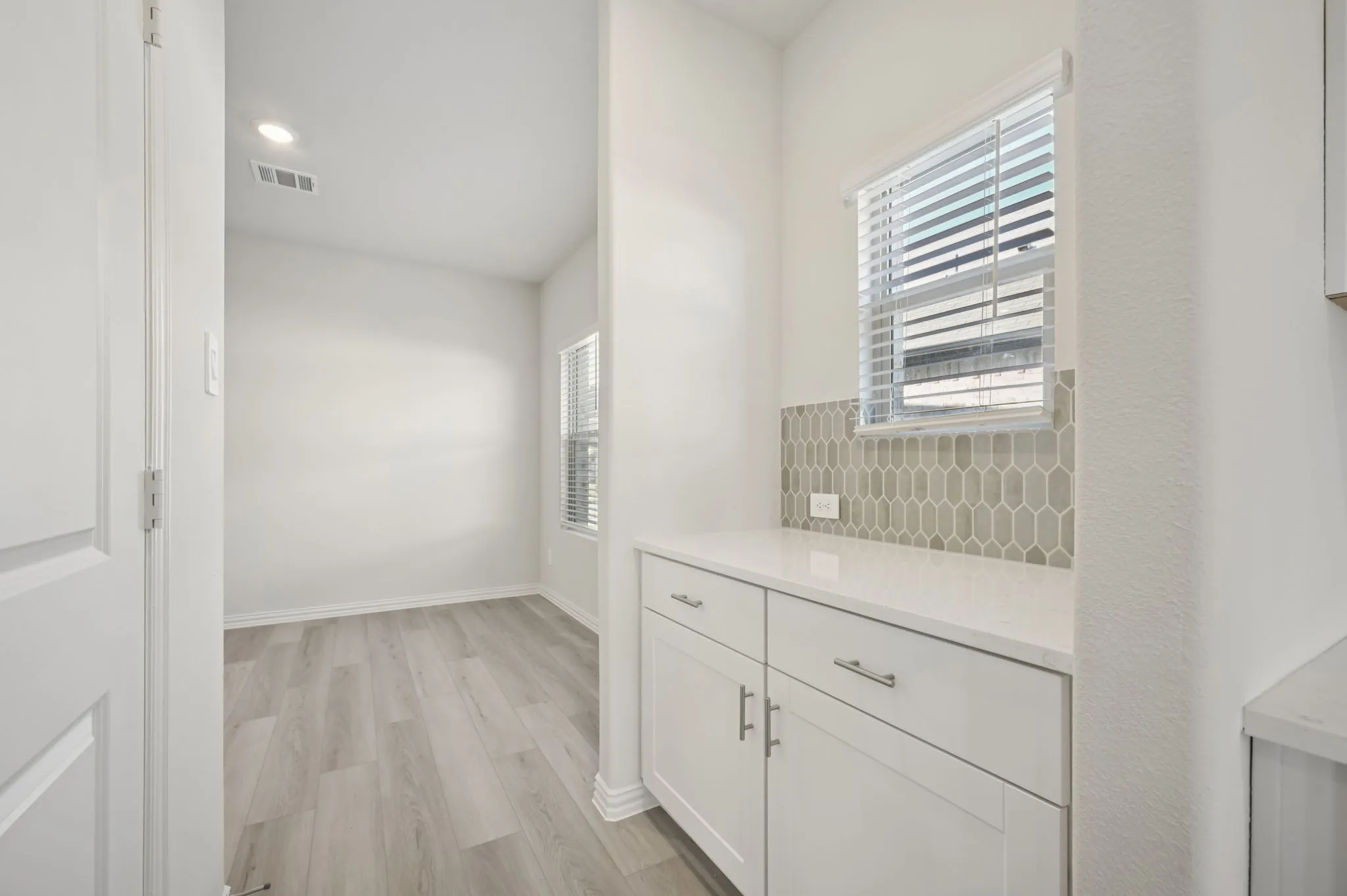  Photo is not of the actual home, but is an inspirational photo of builder’s model home and may depict options, furnishings, and/or decorator features that are not included.
