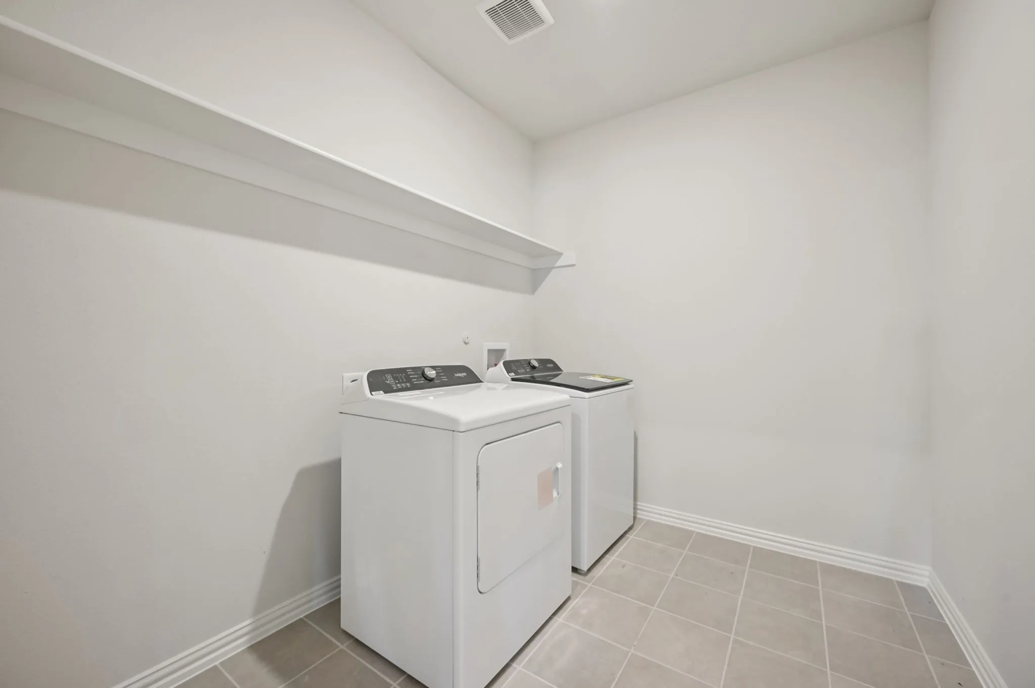  Photo is not of the actual home, but is an inspirational photo of builder’s model home and may depict options, furnishings, and/or decorator features that are not included.
