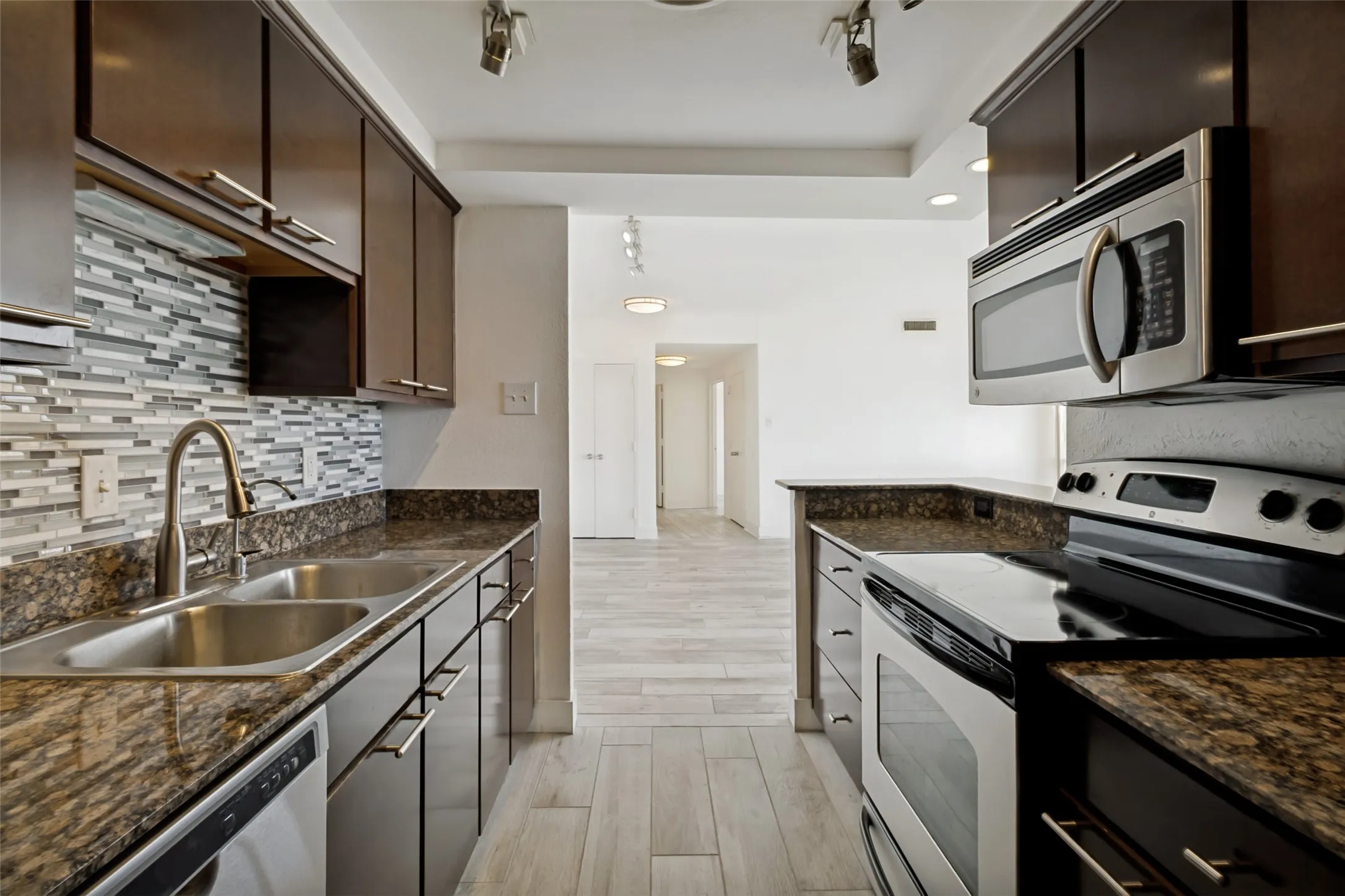 Condominium For Rent in Dallas County , 6211 W Northwest Highway 1004, Dallas, Texas 75225, 2 Bedroom, 2 Bathroom, 1 Garage spaces, 1,130 Sqft, built in 1966, mls#21336126, Real Estate Agent in Dallas, Homes For Rent in Dallas county, Homes For Rent in Dallas, Realtor in Dallas Texas, Real Estate Brokerage Independent Realty Texas, Luminita Cordes Realtor
