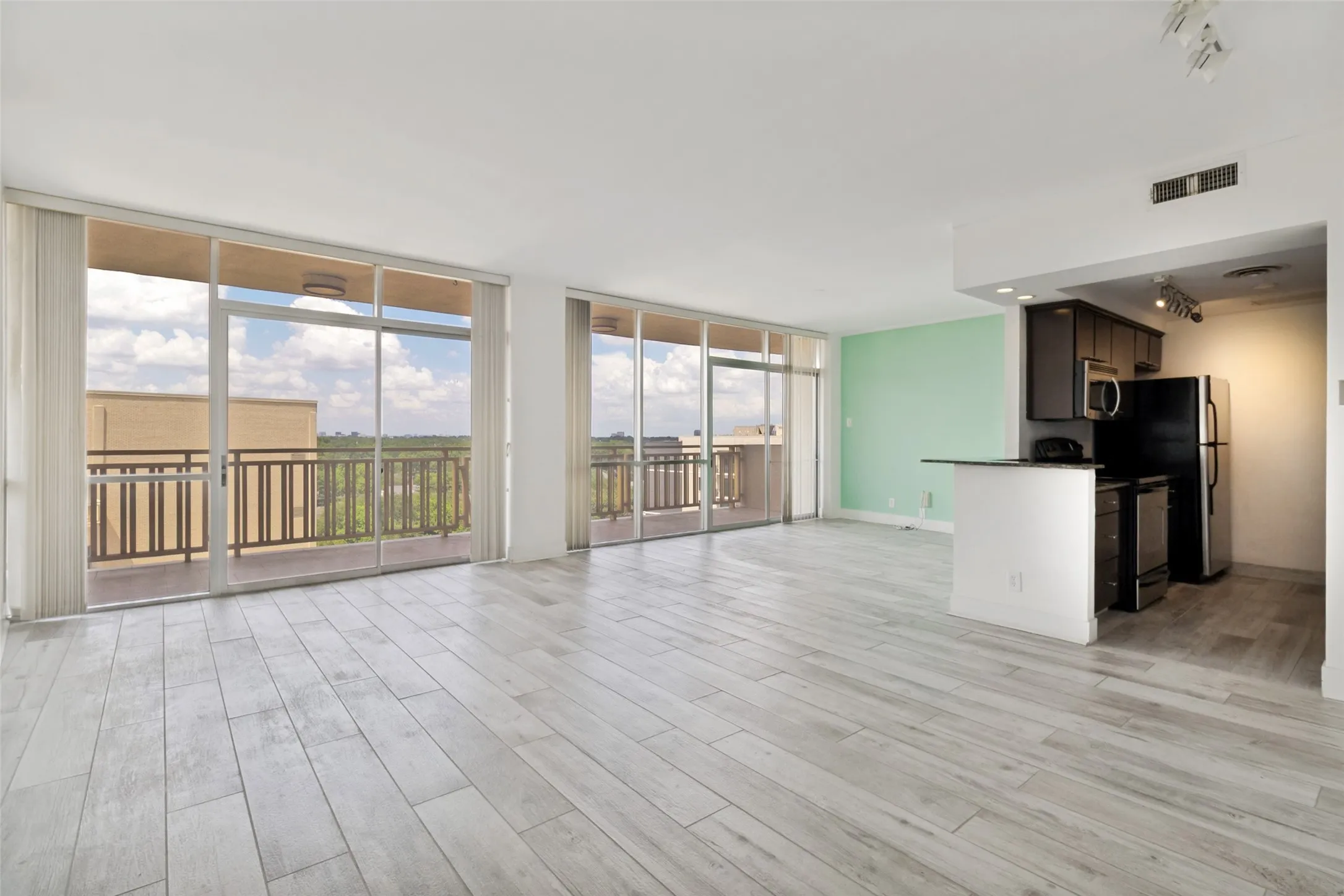 Condominium For Rent in Dallas County , 6211 W Northwest Highway 1004, Dallas, Texas 75225, 2 Bedroom, 2 Bathroom, 1 Garage spaces, 1,130 Sqft, built in 1966, mls#21336126, Real Estate Agent in Dallas, Homes For Rent in Dallas county, Homes For Rent in Dallas, Realtor in Dallas Texas, Real Estate Brokerage Independent Realty Texas, Luminita Cordes Realtor