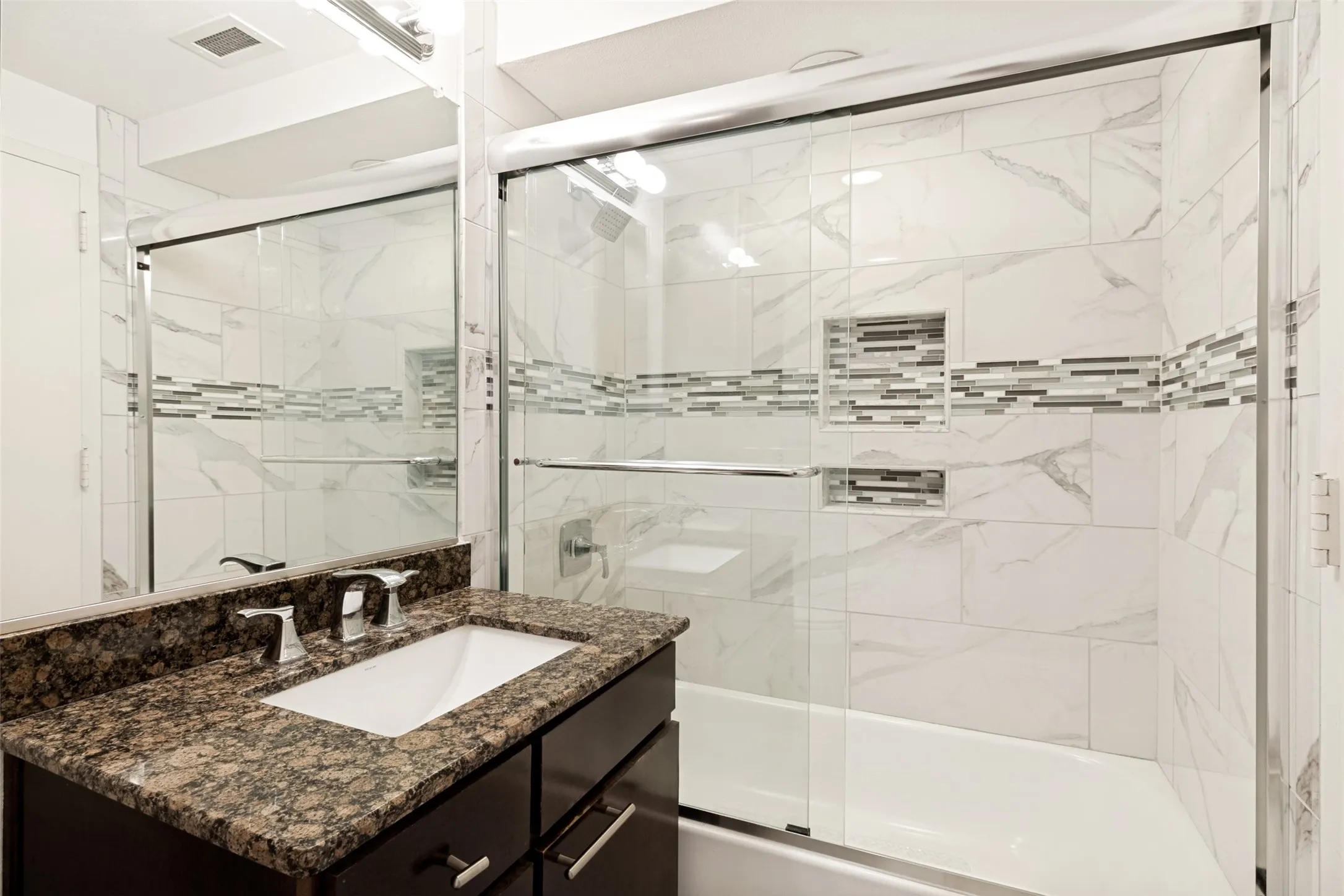 Condominium For Rent in Dallas County , 6211 W Northwest Highway 1004, Dallas, Texas 75225, 2 Bedroom, 2 Bathroom, 1 Garage spaces, 1,130 Sqft, built in 1966, mls#21336126, Real Estate Agent in Dallas, Homes For Rent in Dallas county, Homes For Rent in Dallas, Realtor in Dallas Texas, Real Estate Brokerage Independent Realty Texas, Luminita Cordes Realtor
