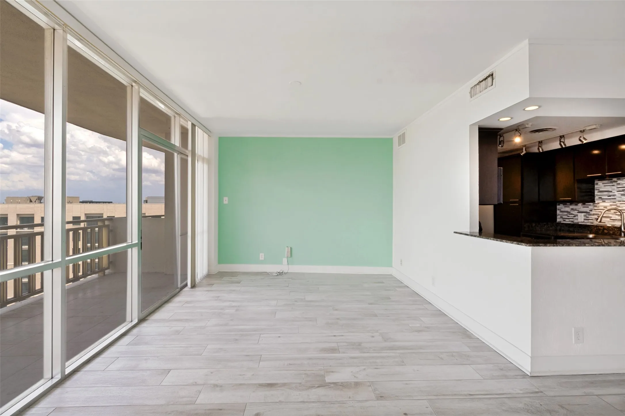Condominium For Rent in Dallas County , 6211 W Northwest Highway 1004, Dallas, Texas 75225, 2 Bedroom, 2 Bathroom, 1 Garage spaces, 1,130 Sqft, built in 1966, mls#21336126, Real Estate Agent in Dallas, Homes For Rent in Dallas county, Homes For Rent in Dallas, Realtor in Dallas Texas, Real Estate Brokerage Independent Realty Texas, Luminita Cordes Realtor