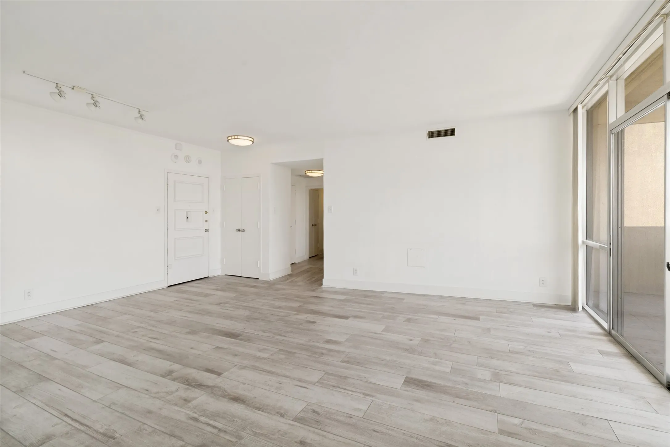 Condominium For Rent in Dallas County , 6211 W Northwest Highway 1004, Dallas, Texas 75225, 2 Bedroom, 2 Bathroom, 1 Garage spaces, 1,130 Sqft, built in 1966, mls#21336126, Real Estate Agent in Dallas, Homes For Rent in Dallas county, Homes For Rent in Dallas, Realtor in Dallas Texas, Real Estate Brokerage Independent Realty Texas, Luminita Cordes Realtor
