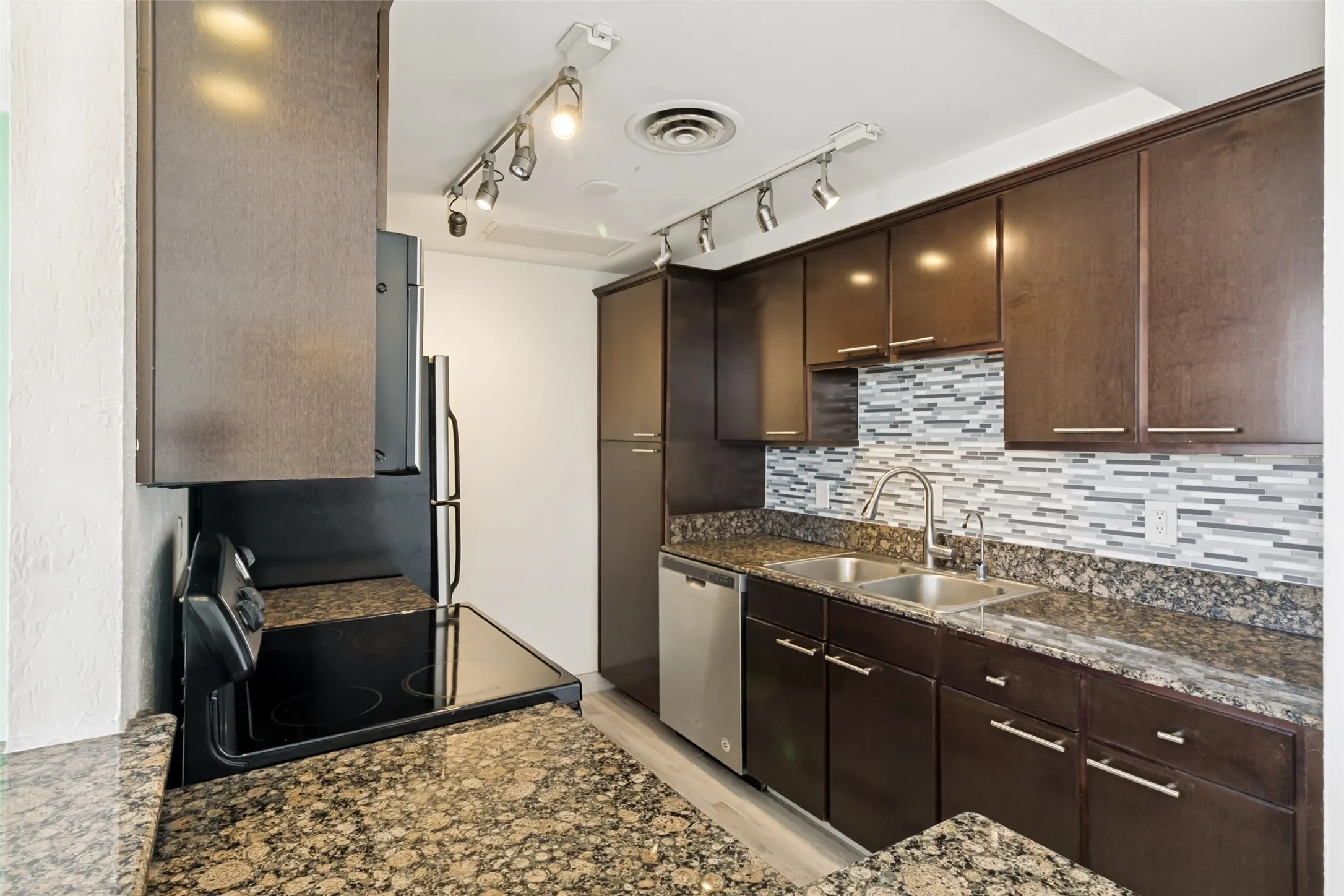 Condominium For Rent in Dallas County , 6211 W Northwest Highway 1004, Dallas, Texas 75225, 2 Bedroom, 2 Bathroom, 1 Garage spaces, 1,130 Sqft, built in 1966, mls#21336126, Real Estate Agent in Dallas, Homes For Rent in Dallas county, Homes For Rent in Dallas, Realtor in Dallas Texas, Real Estate Brokerage Independent Realty Texas, Luminita Cordes Realtor