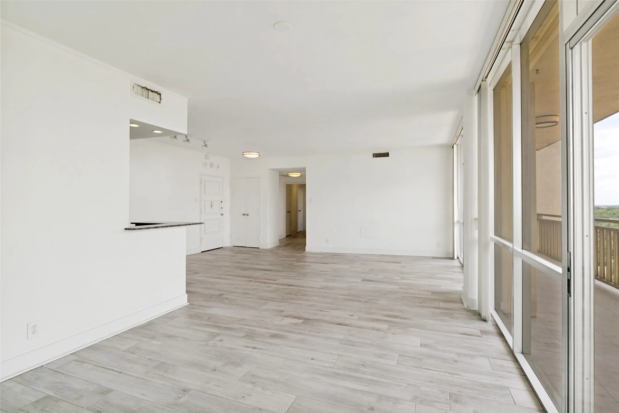Condominium For Rent in Dallas County , 6211 W Northwest Highway 1004, Dallas, Texas 75225, 2 Bedroom, 2 Bathroom, 1 Garage spaces, 1,130 Sqft, built in 1966, mls#21336126, Real Estate Agent in Dallas, Homes For Rent in Dallas county, Homes For Rent in Dallas, Realtor in Dallas Texas, Real Estate Brokerage Independent Realty Texas, Luminita Cordes Realtor