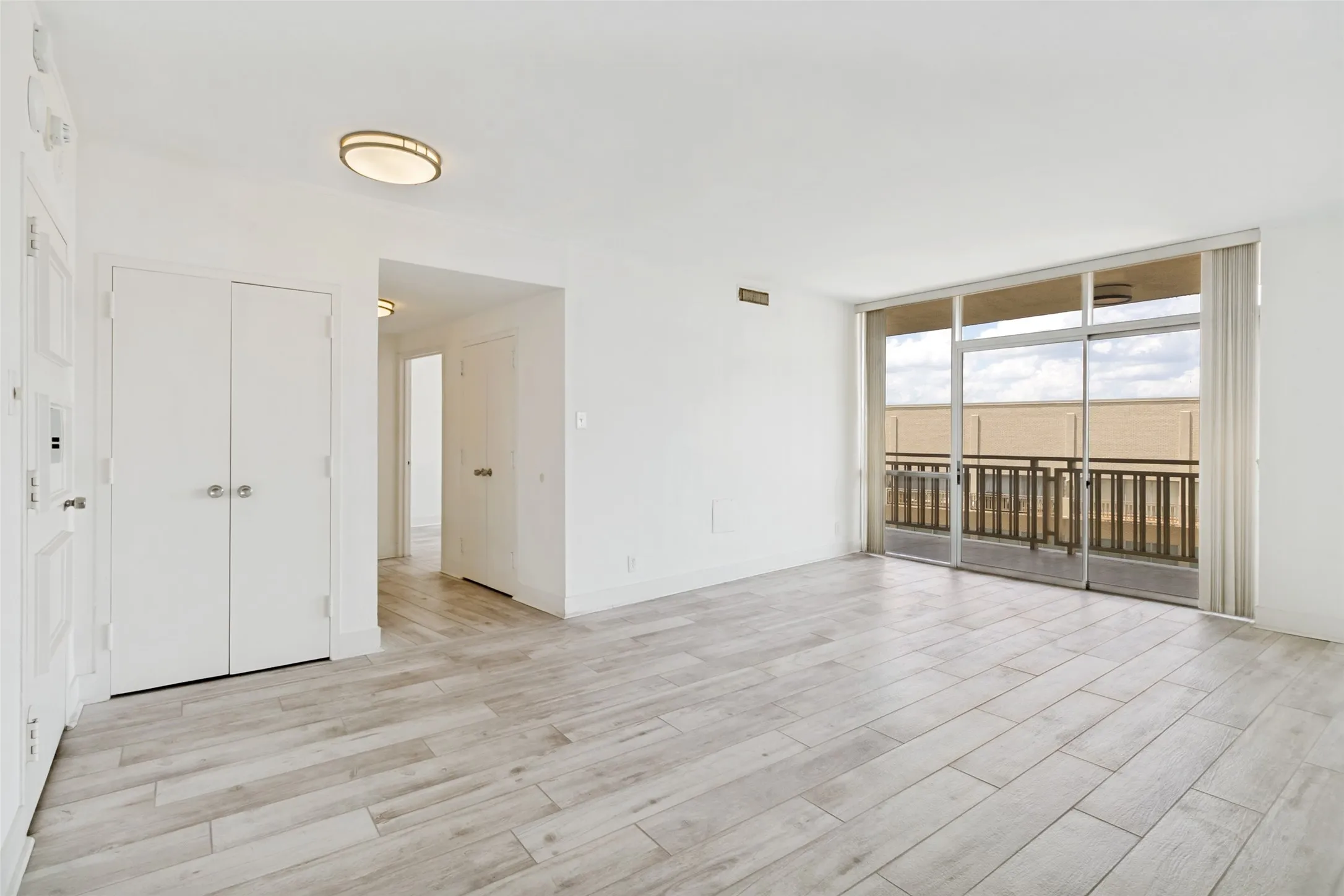 Condominium For Rent in Dallas County , 6211 W Northwest Highway 1004, Dallas, Texas 75225, 2 Bedroom, 2 Bathroom, 1 Garage spaces, 1,130 Sqft, built in 1966, mls#21336126, Real Estate Agent in Dallas, Homes For Rent in Dallas county, Homes For Rent in Dallas, Realtor in Dallas Texas, Real Estate Brokerage Independent Realty Texas, Luminita Cordes Realtor