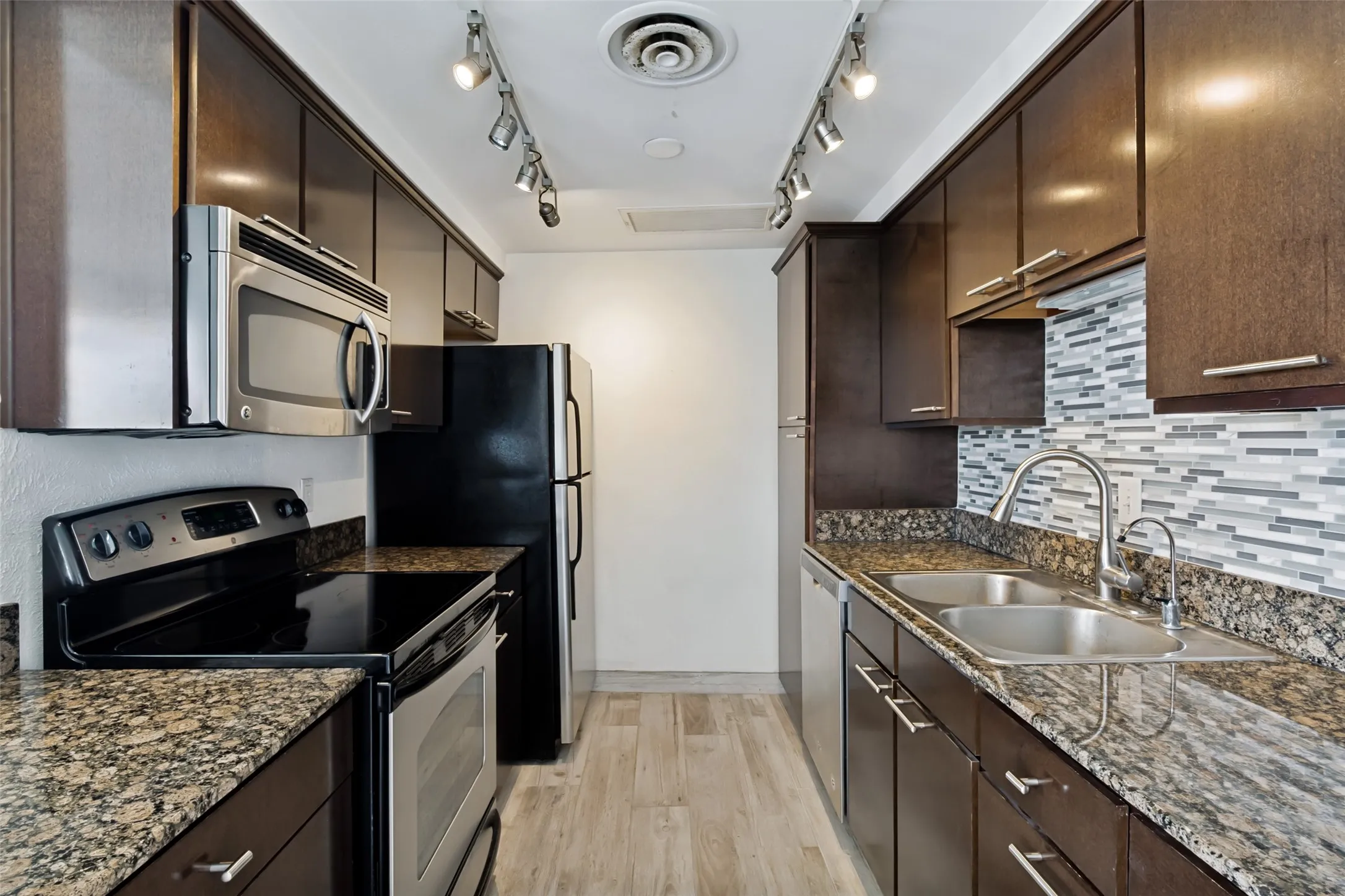 Condominium For Rent in Dallas County , 6211 W Northwest Highway 1004, Dallas, Texas 75225, 2 Bedroom, 2 Bathroom, 1 Garage spaces, 1,130 Sqft, built in 1966, mls#21336126, Real Estate Agent in Dallas, Homes For Rent in Dallas county, Homes For Rent in Dallas, Realtor in Dallas Texas, Real Estate Brokerage Independent Realty Texas, Luminita Cordes Realtor