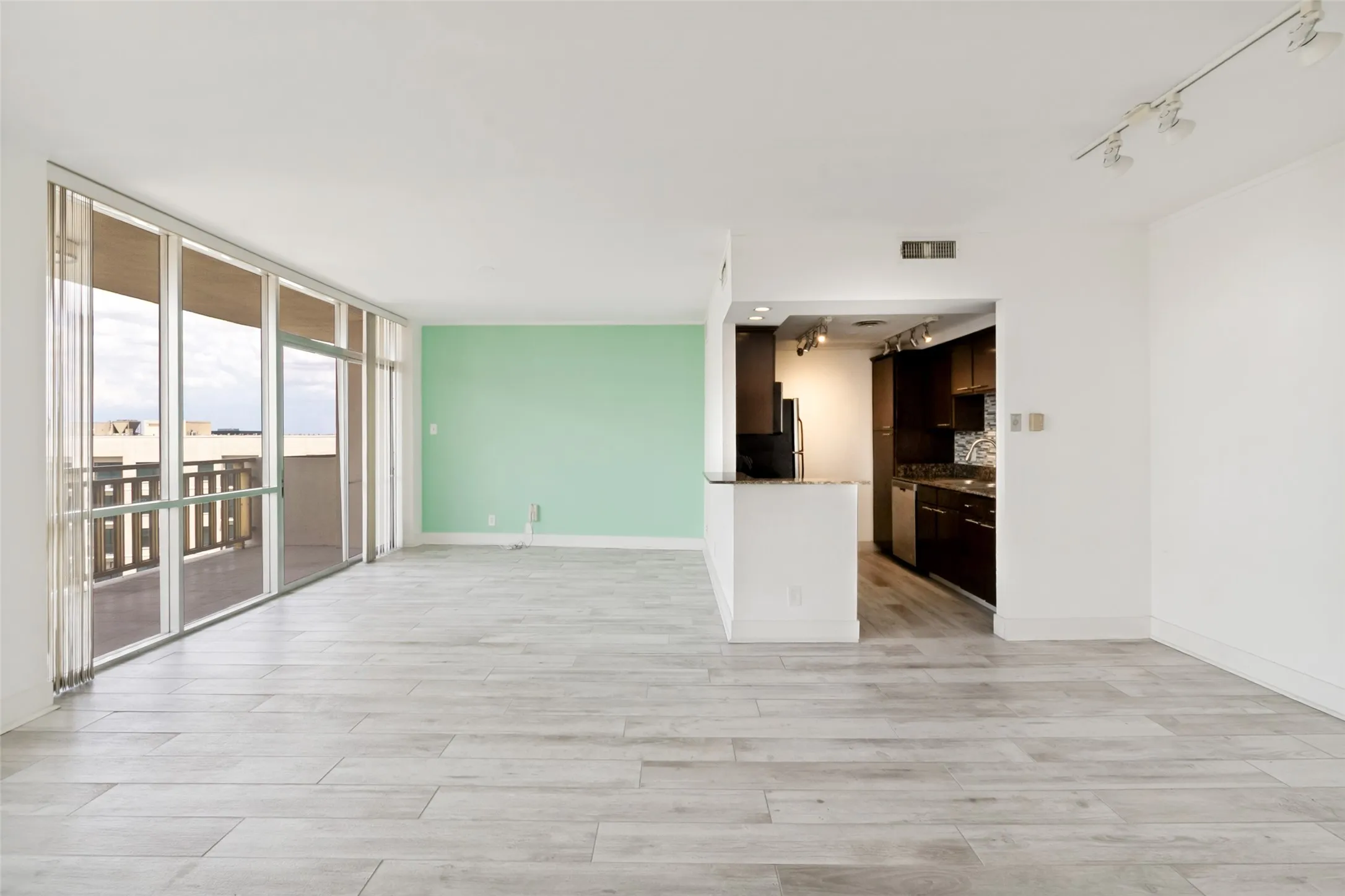 Condominium For Rent in Dallas County , 6211 W Northwest Highway 1004, Dallas, Texas 75225, 2 Bedroom, 2 Bathroom, 1 Garage spaces, 1,130 Sqft, built in 1966, mls#21336126, Real Estate Agent in Dallas, Homes For Rent in Dallas county, Homes For Rent in Dallas, Realtor in Dallas Texas, Real Estate Brokerage Independent Realty Texas, Luminita Cordes Realtor