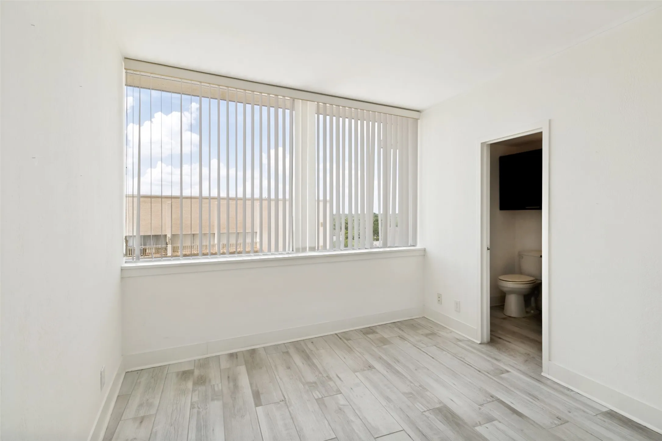 Condominium For Rent in Dallas County , 6211 W Northwest Highway 1004, Dallas, Texas 75225, 2 Bedroom, 2 Bathroom, 1 Garage spaces, 1,130 Sqft, built in 1966, mls#21336126, Real Estate Agent in Dallas, Homes For Rent in Dallas county, Homes For Rent in Dallas, Realtor in Dallas Texas, Real Estate Brokerage Independent Realty Texas, Luminita Cordes Realtor