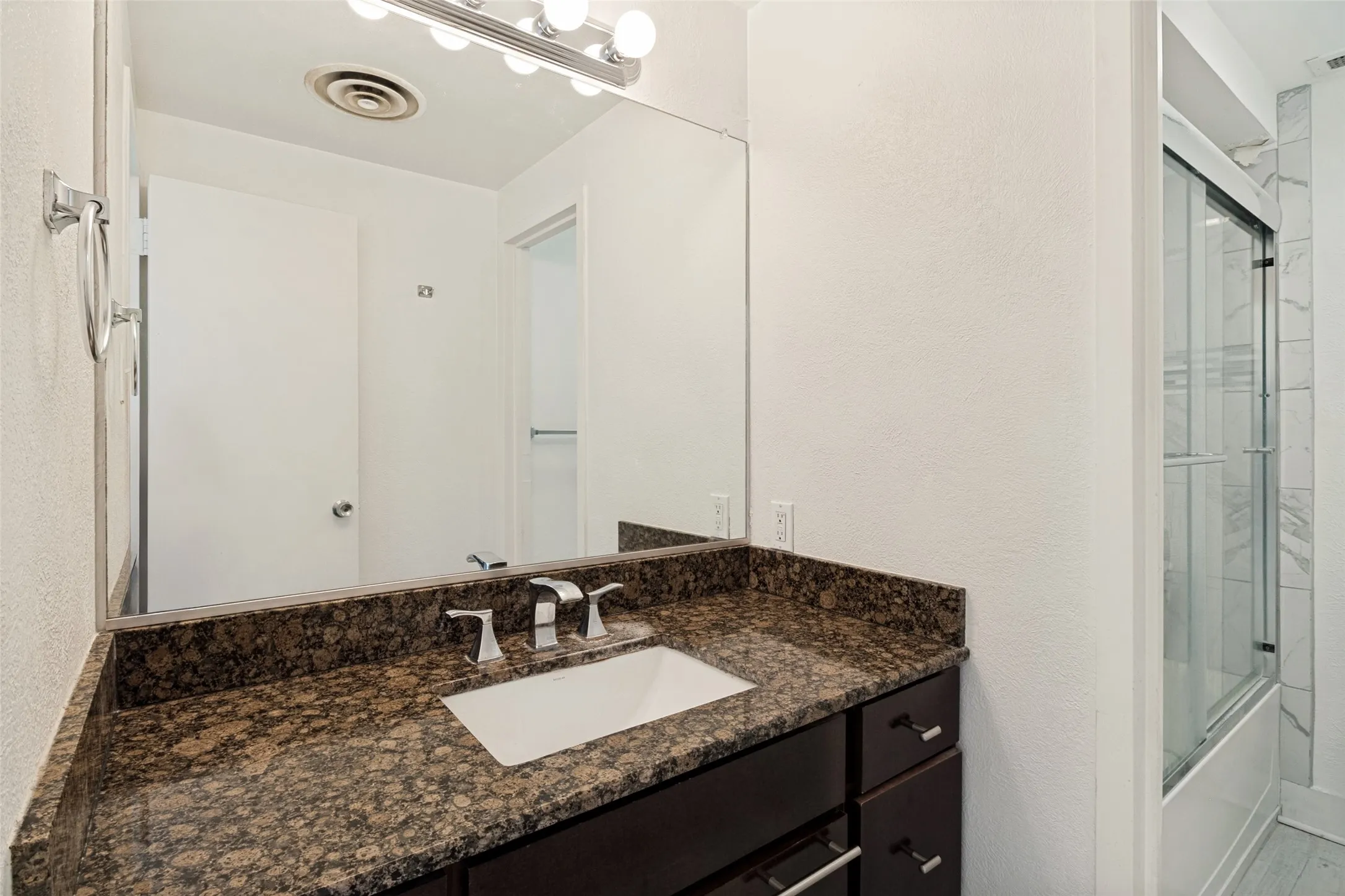 Condominium For Rent in Dallas County , 6211 W Northwest Highway 1004, Dallas, Texas 75225, 2 Bedroom, 2 Bathroom, 1 Garage spaces, 1,130 Sqft, built in 1966, mls#21336126, Real Estate Agent in Dallas, Homes For Rent in Dallas county, Homes For Rent in Dallas, Realtor in Dallas Texas, Real Estate Brokerage Independent Realty Texas, Luminita Cordes Realtor